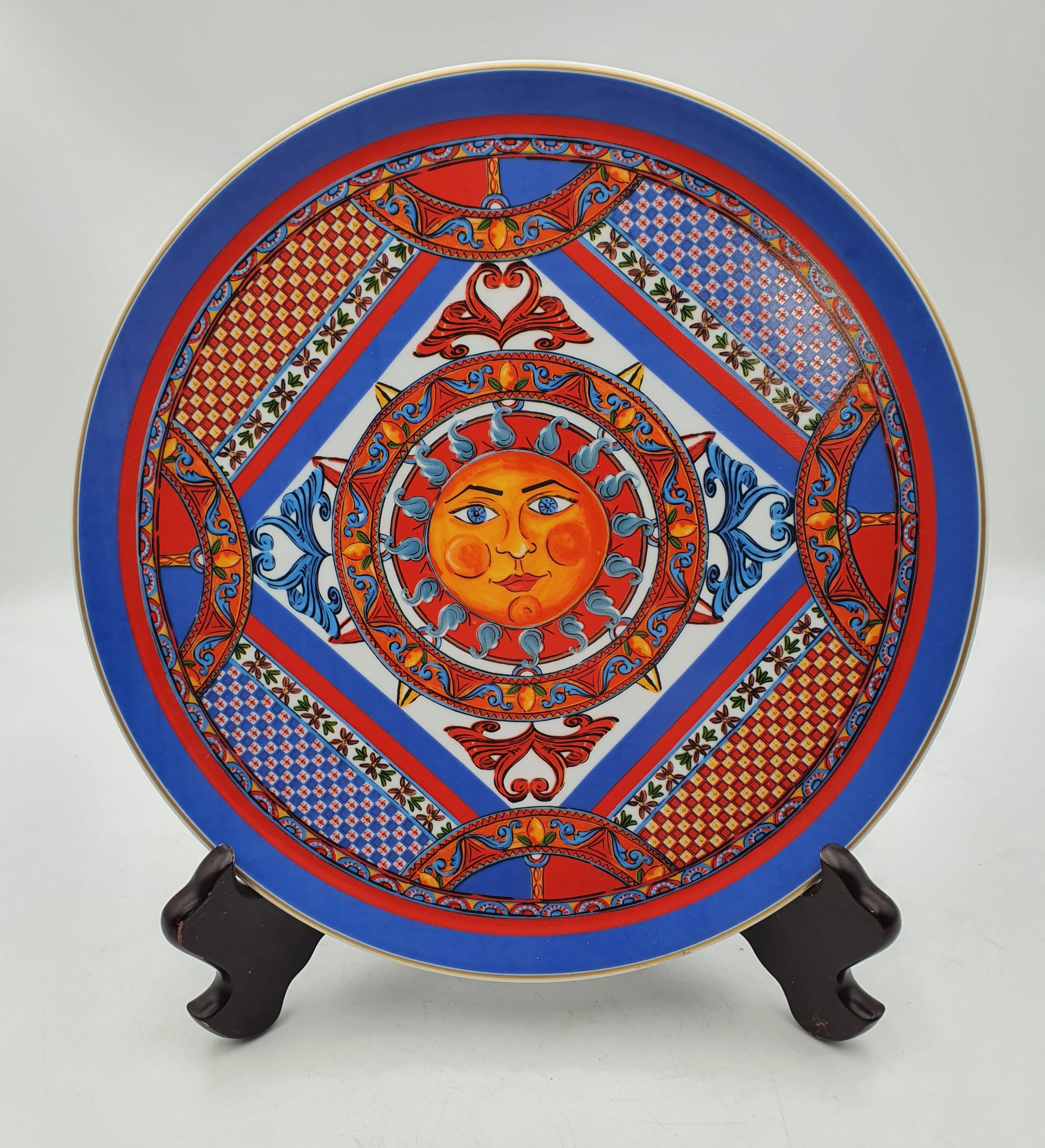583 · A CONTINENTAL BACCI DESIGN PORCELAIN CHARGER