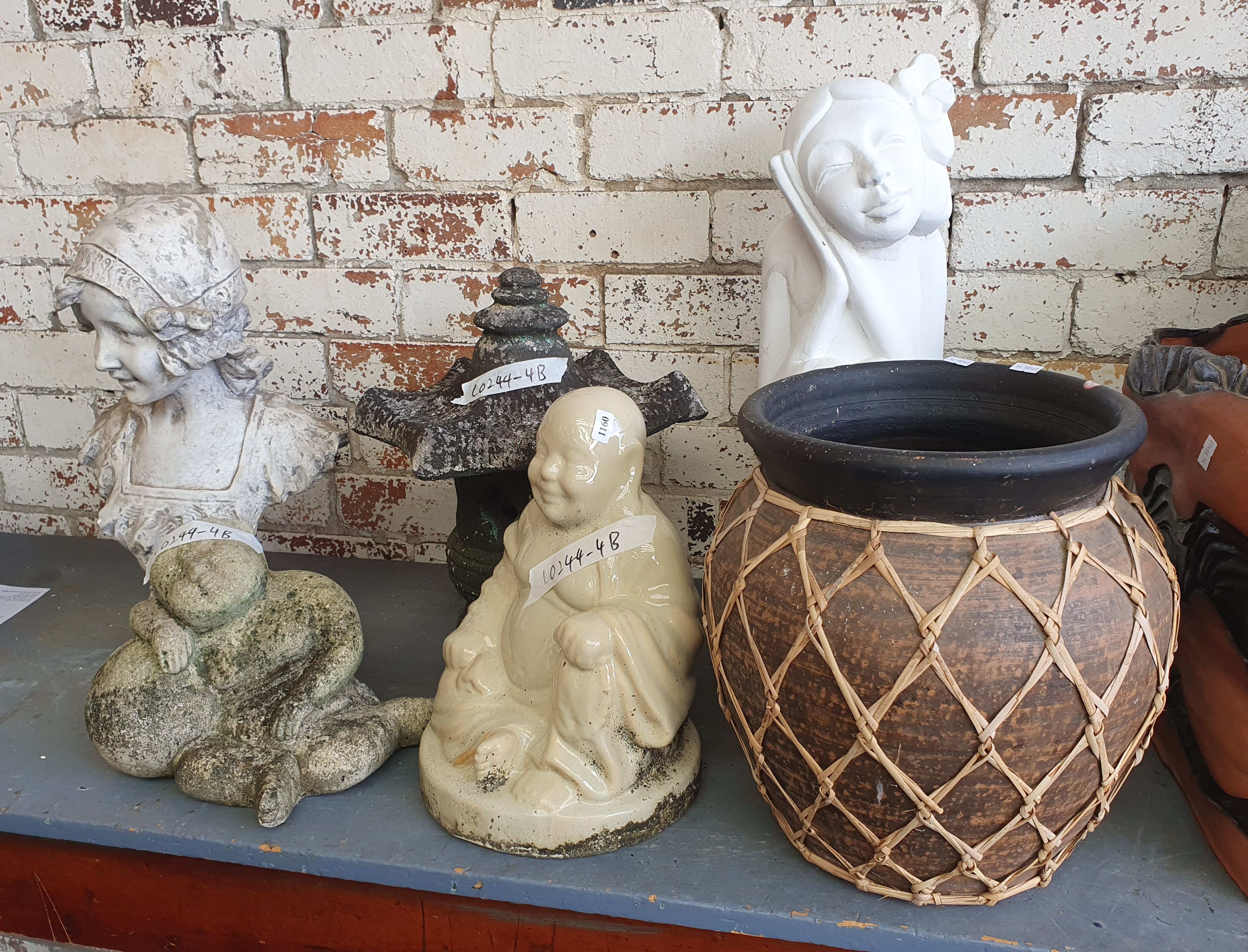 1160 · A GROUP OF VARIOUS GARDEN ITEMS