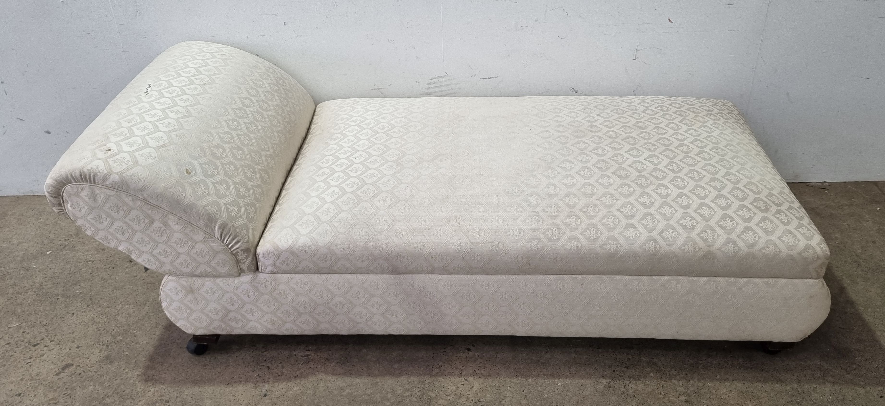 2219 · A STORAGE DAYBED