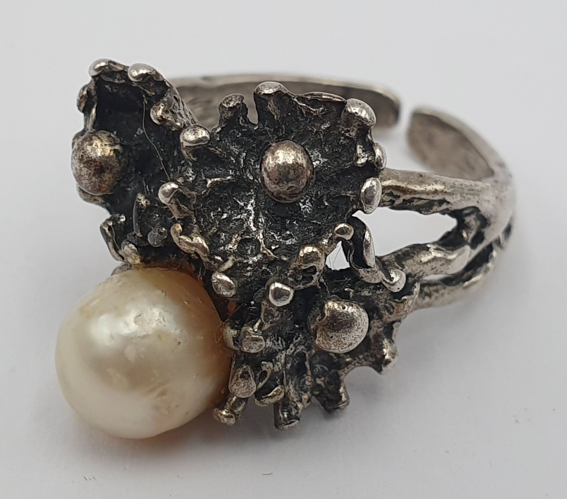 343 · A BRUTALIST STERLING SILVER AND PEARL RING