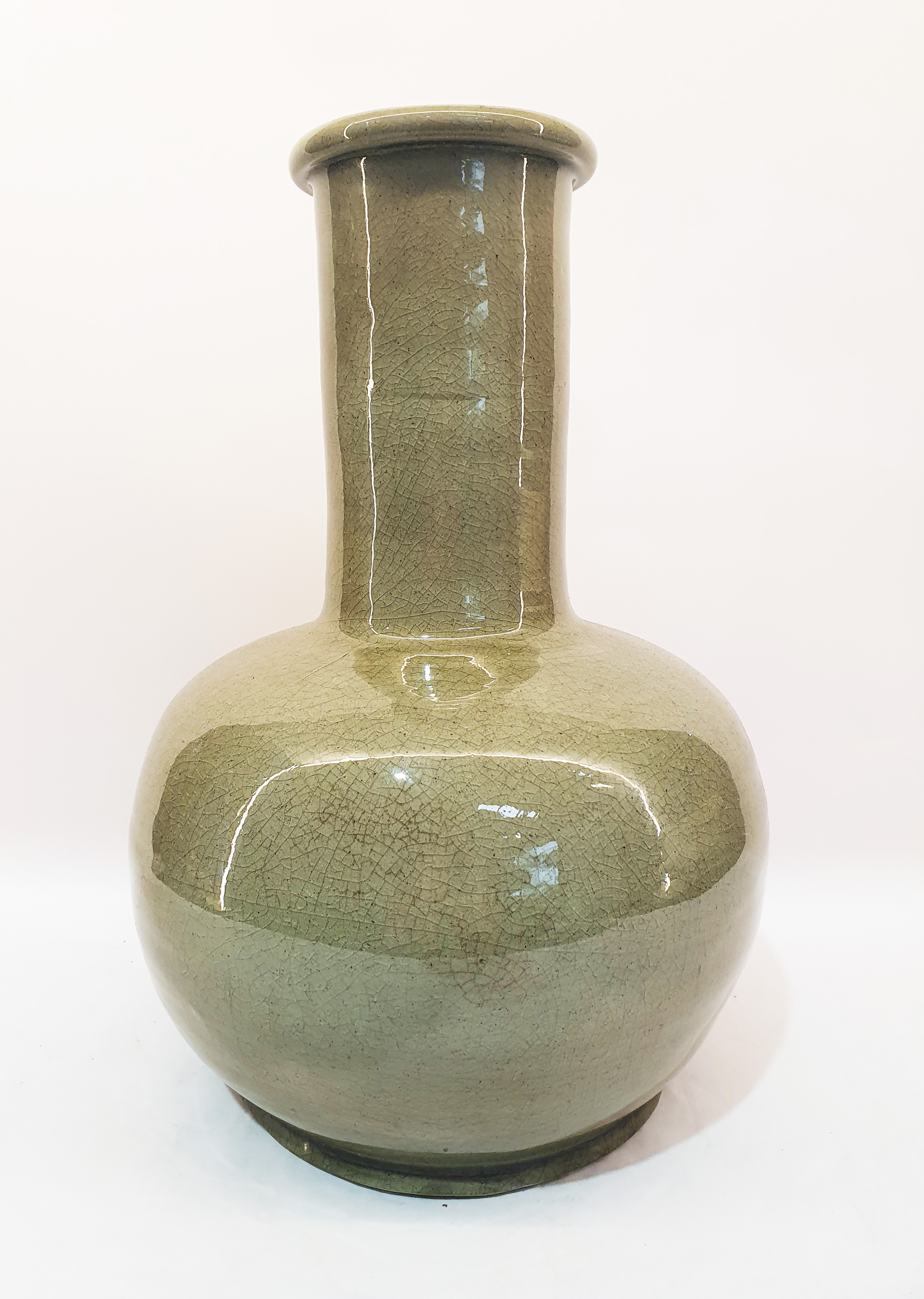 A Chinese Celadon Crackle Glazed Pottery Vase