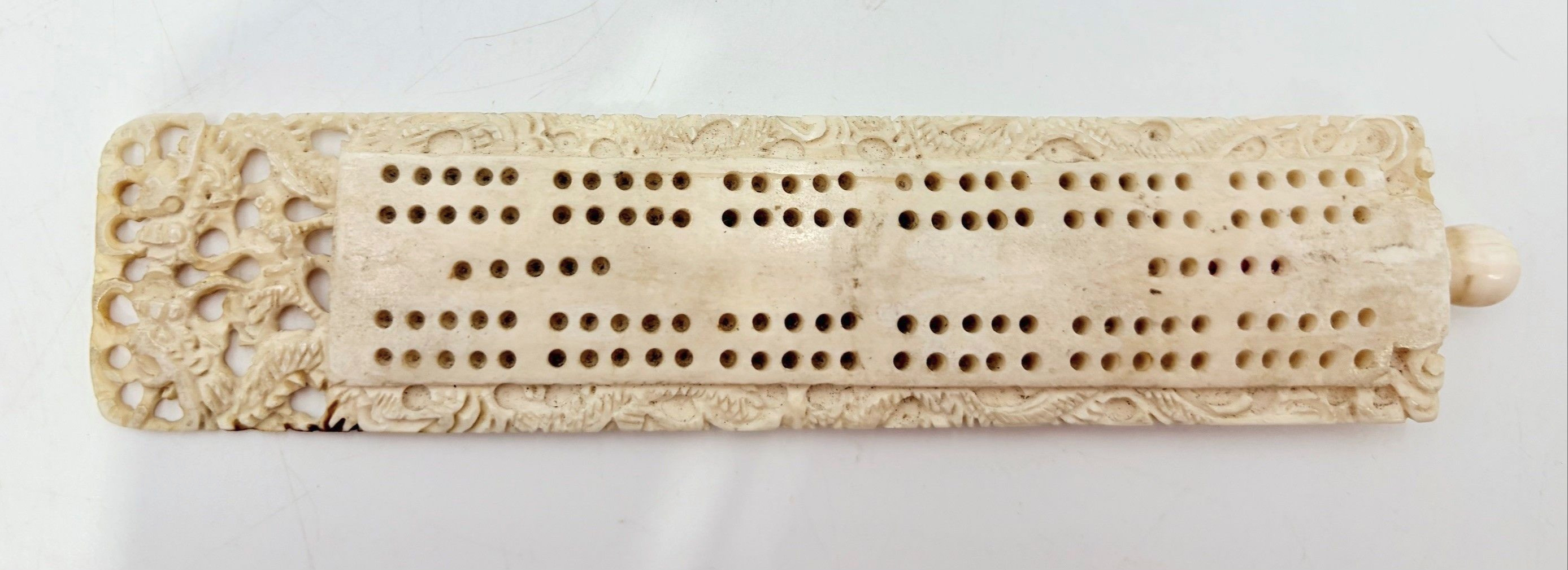 A 19TH CENTURY CHINESE CANTON CARVED IVORY CRIBBAGE