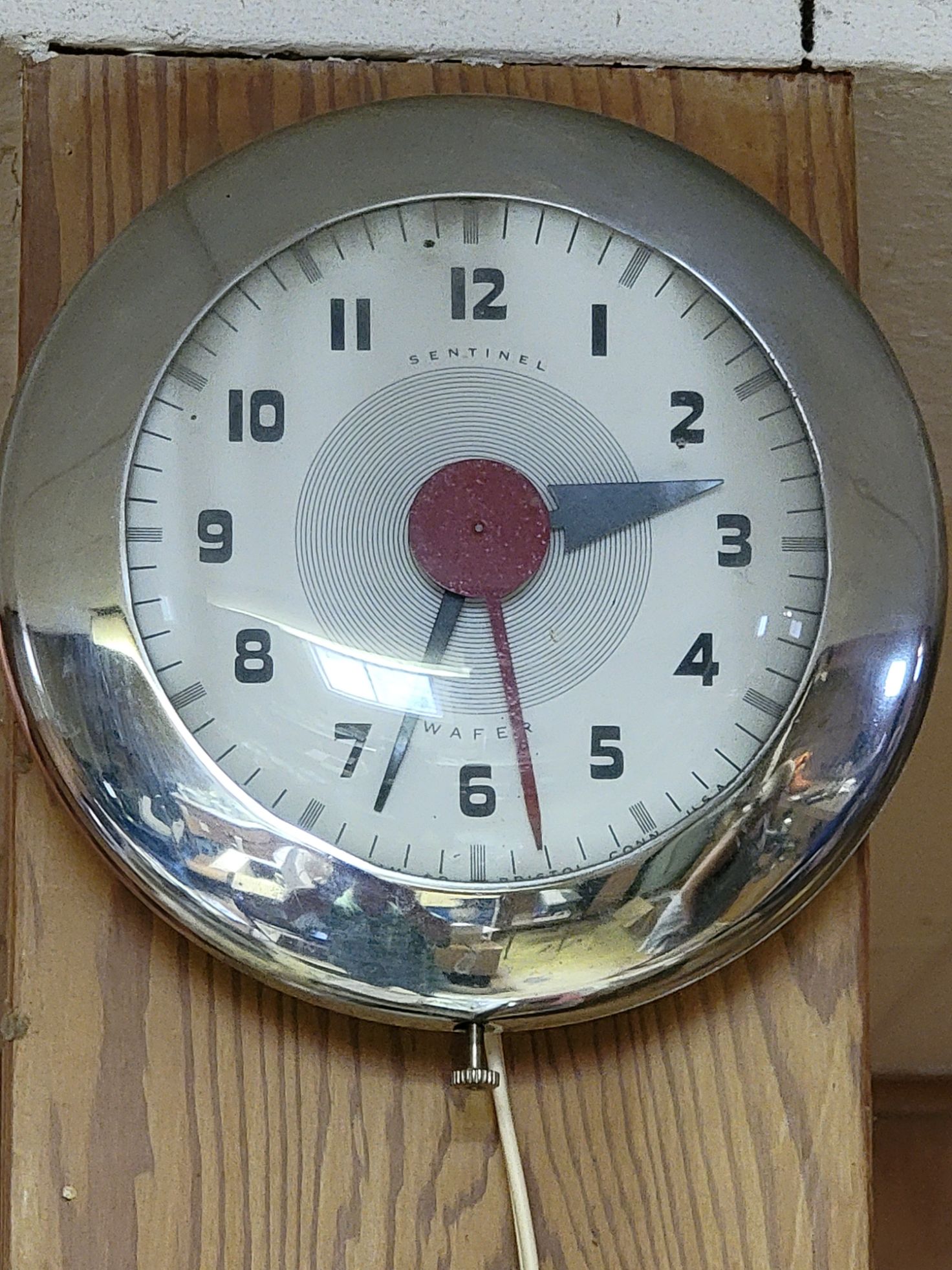 RETRO SENTINEL WAFER ELECTRIC CHROME RED CLOCK | Estate Sales Niagara