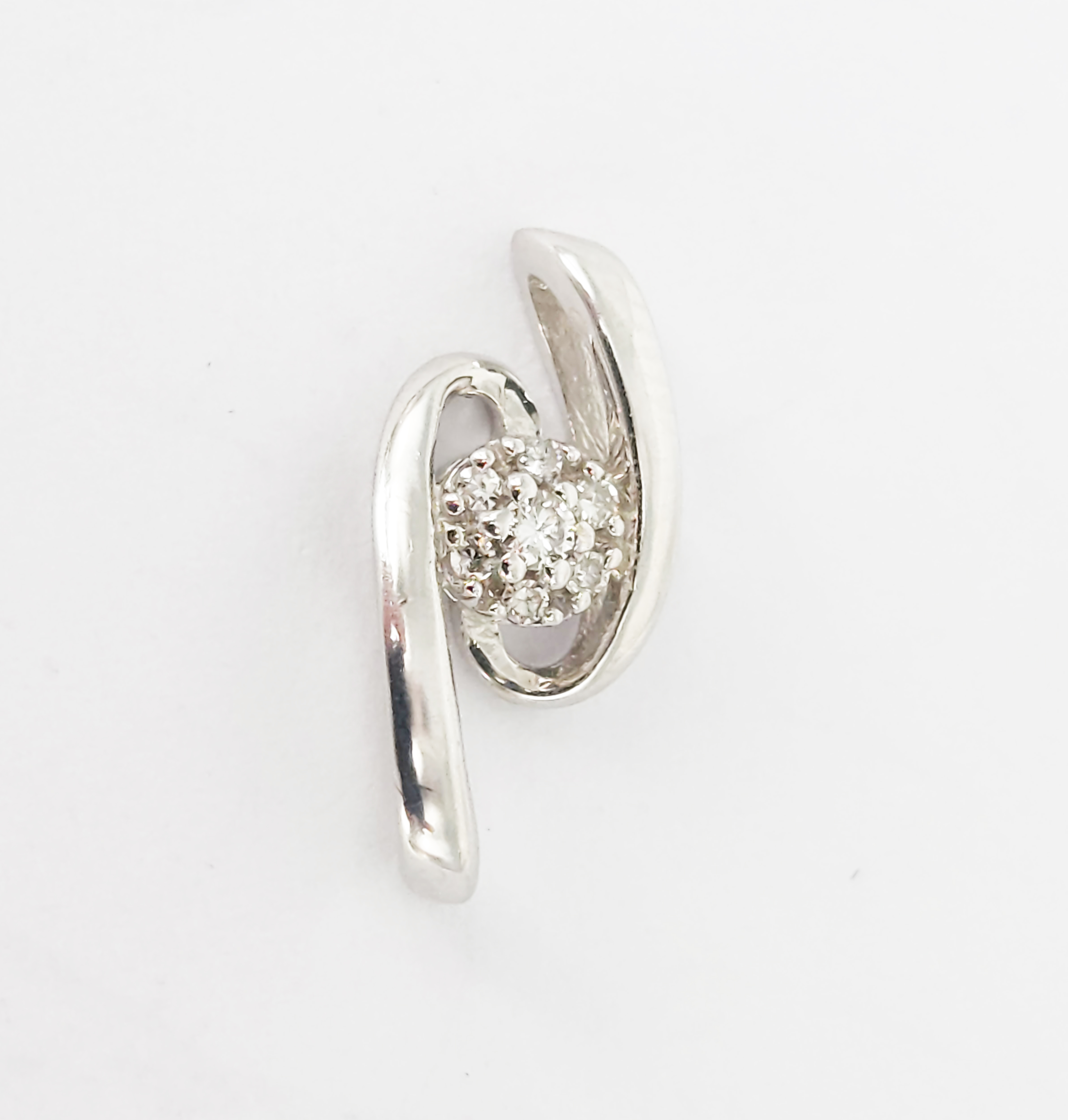 359 · A 9ct WHITE GOLD DIAMOND RIBBON PENDANT