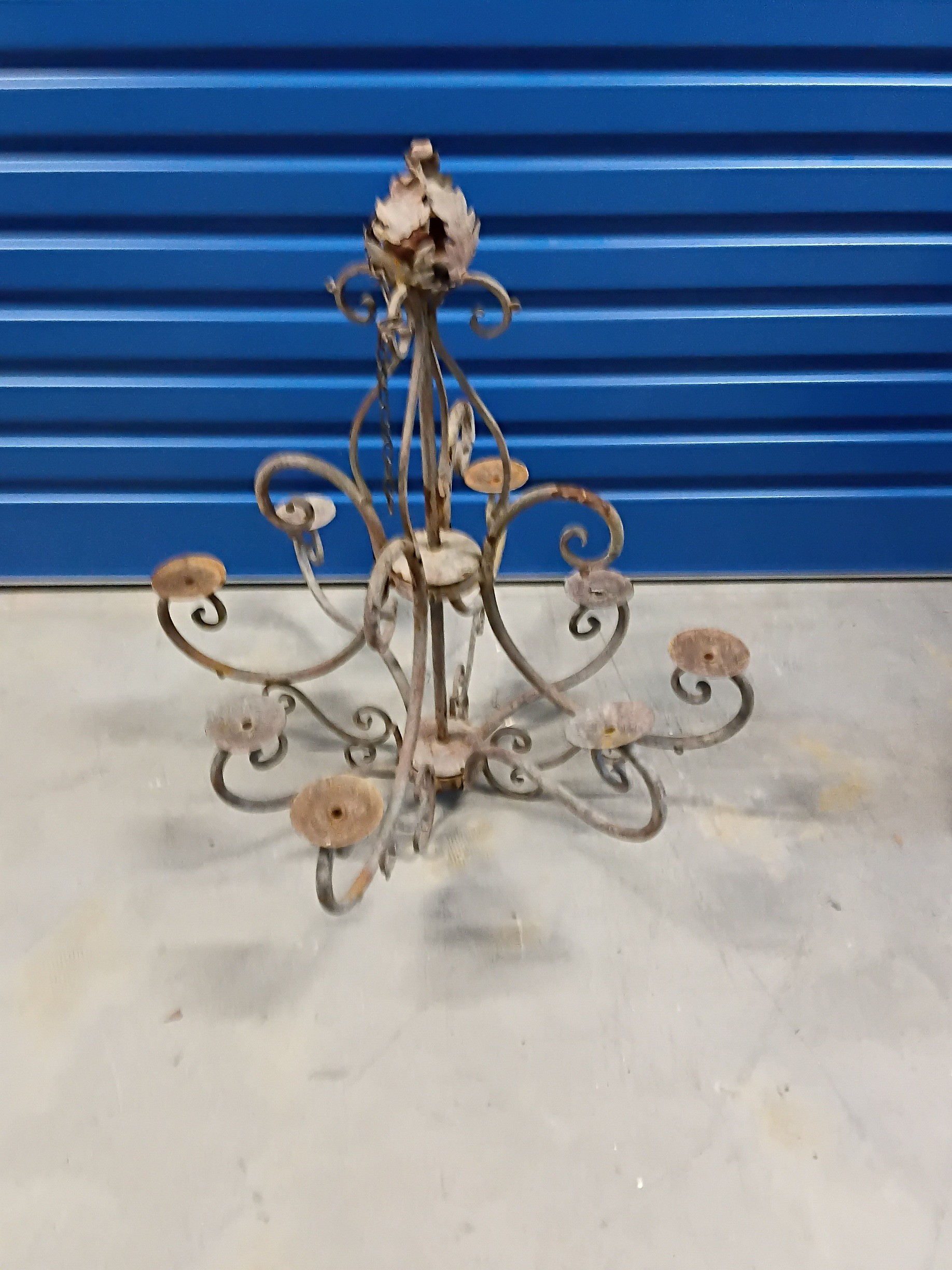 1170 · A METAL EIGHT BRANCH HANGING CANDLE LAMP