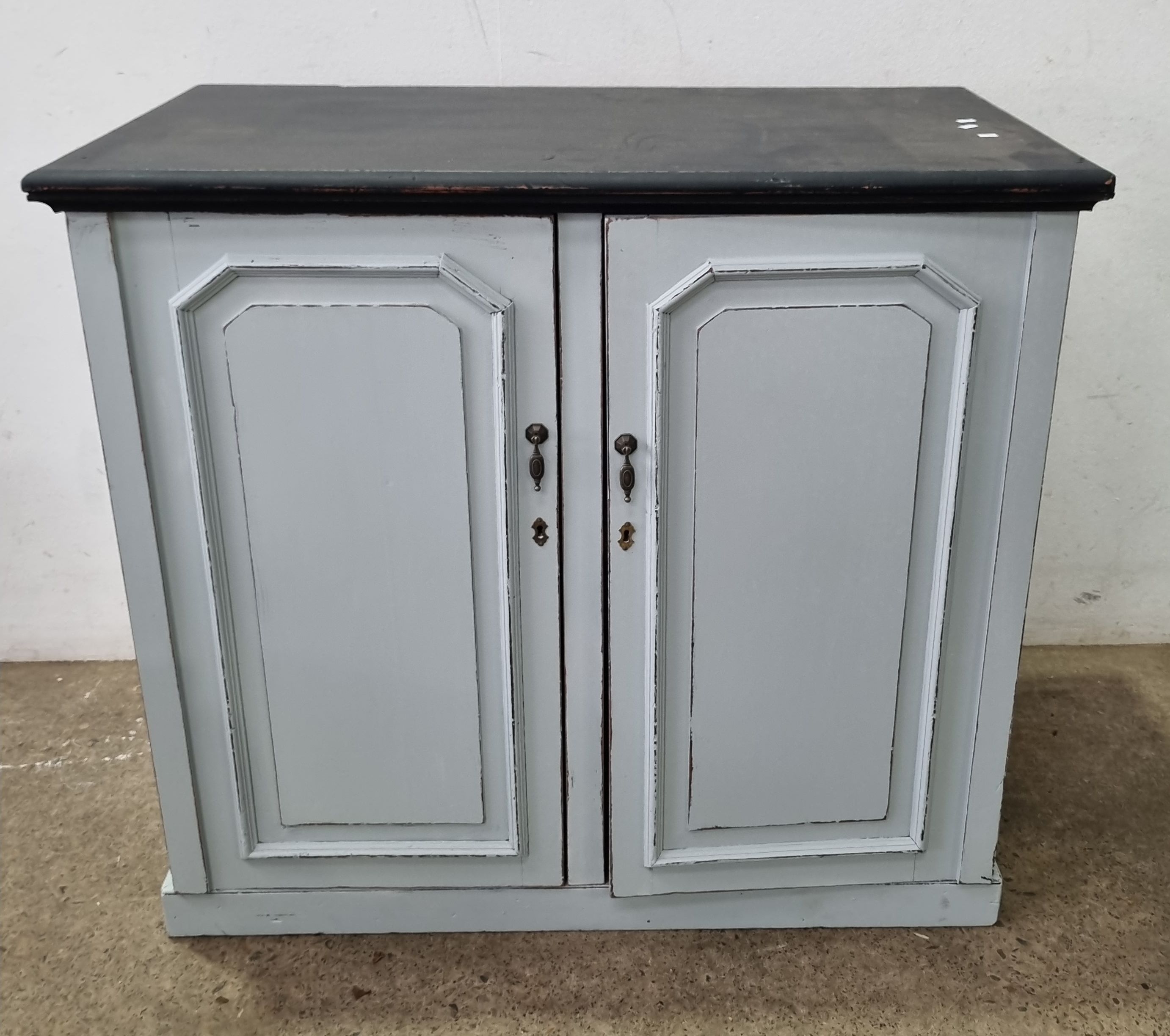 2196 · A FRENCH STYLE CABINET