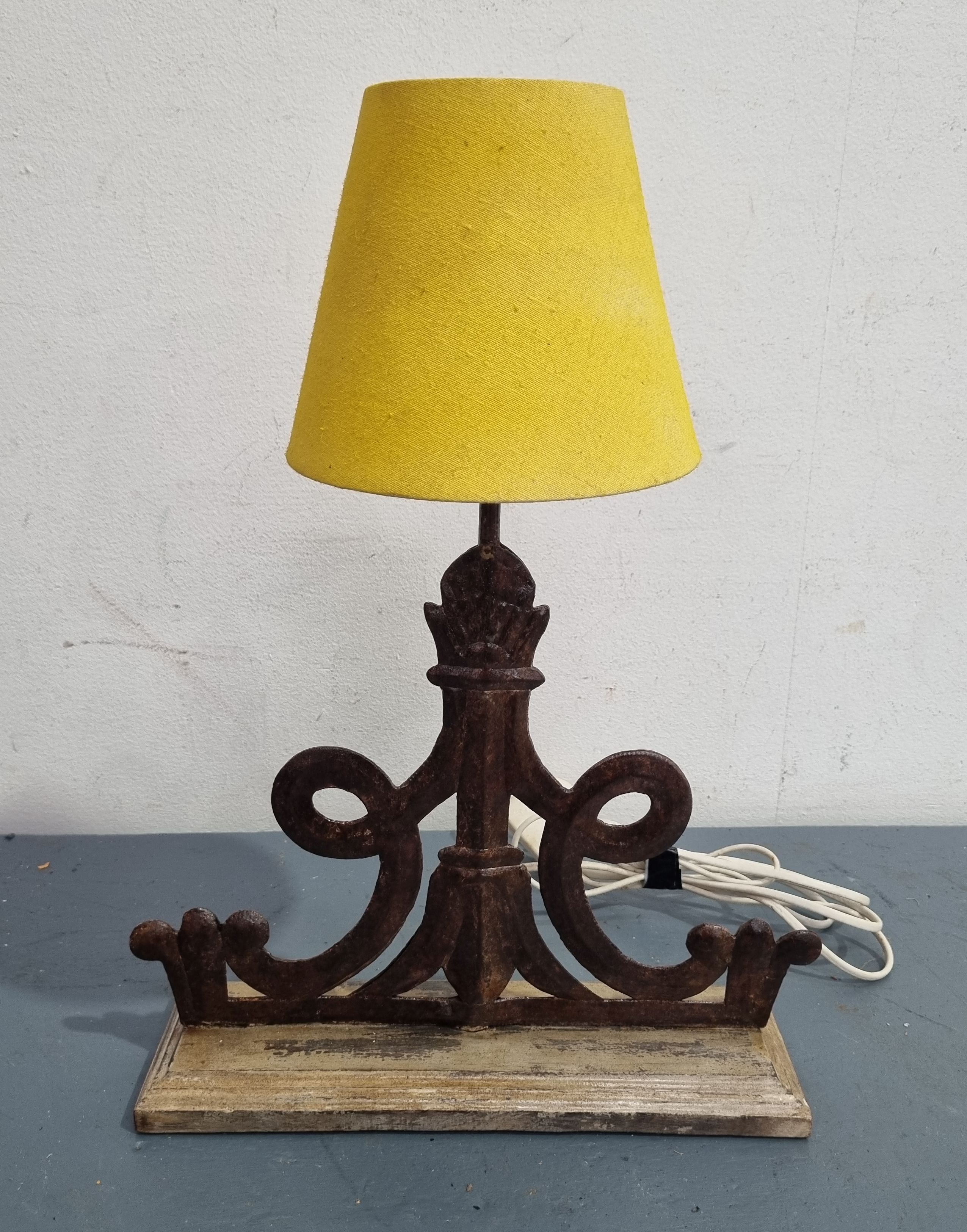 2082 · A DECORATIVE TABLE LAMP
