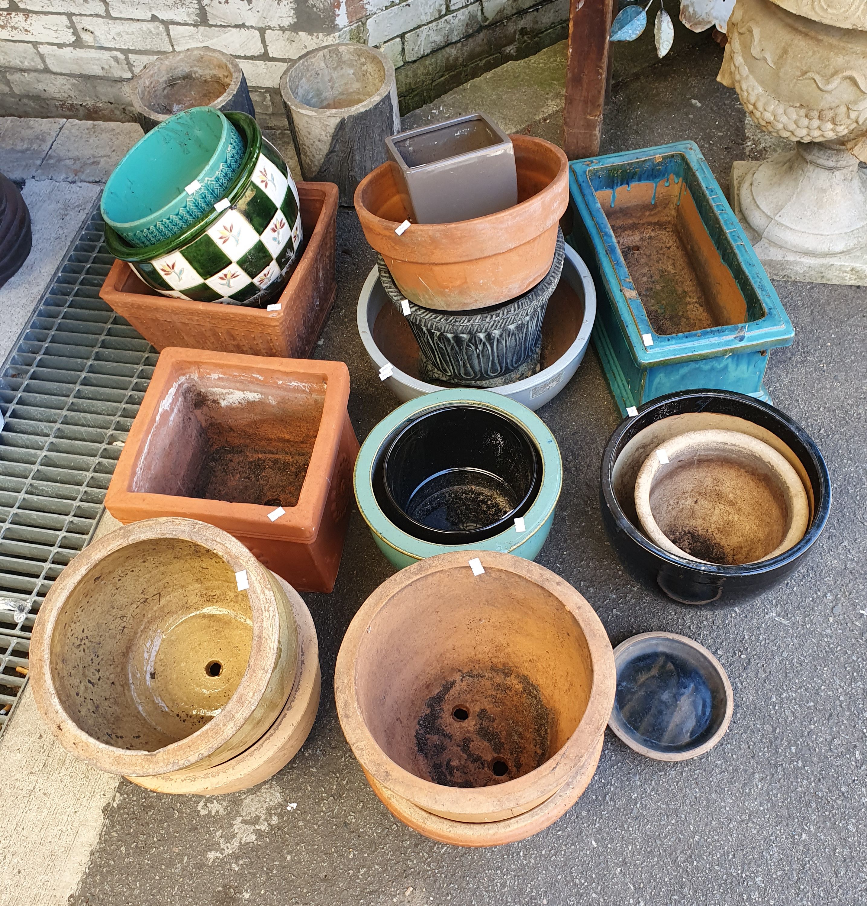 1117 · A QUANTITY OF GLAZED AND TERRACOTTA POTS