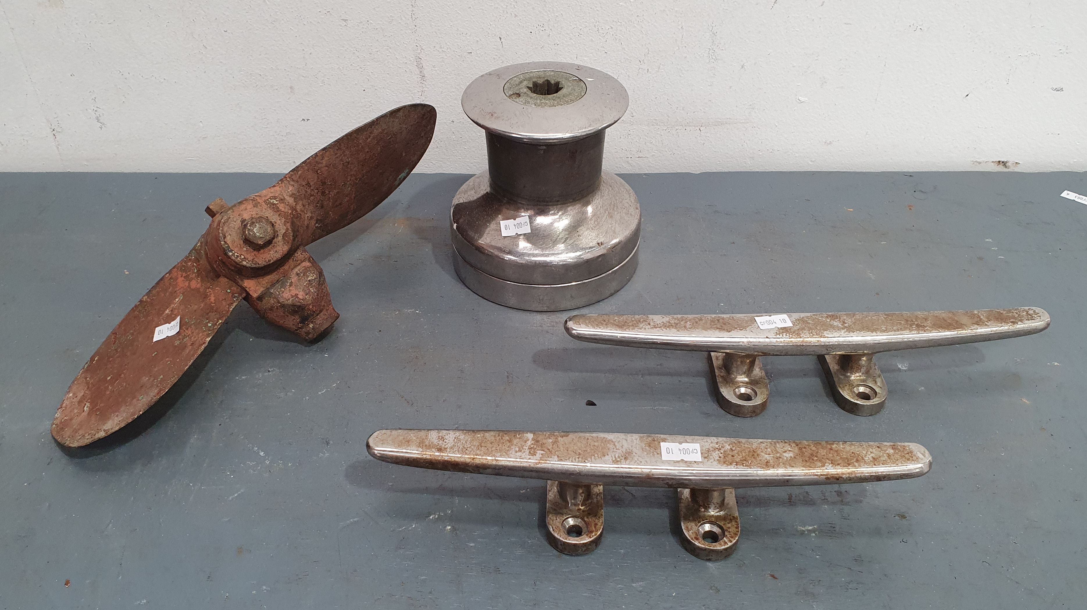 A BOX OF VARIOUS METALWEAR