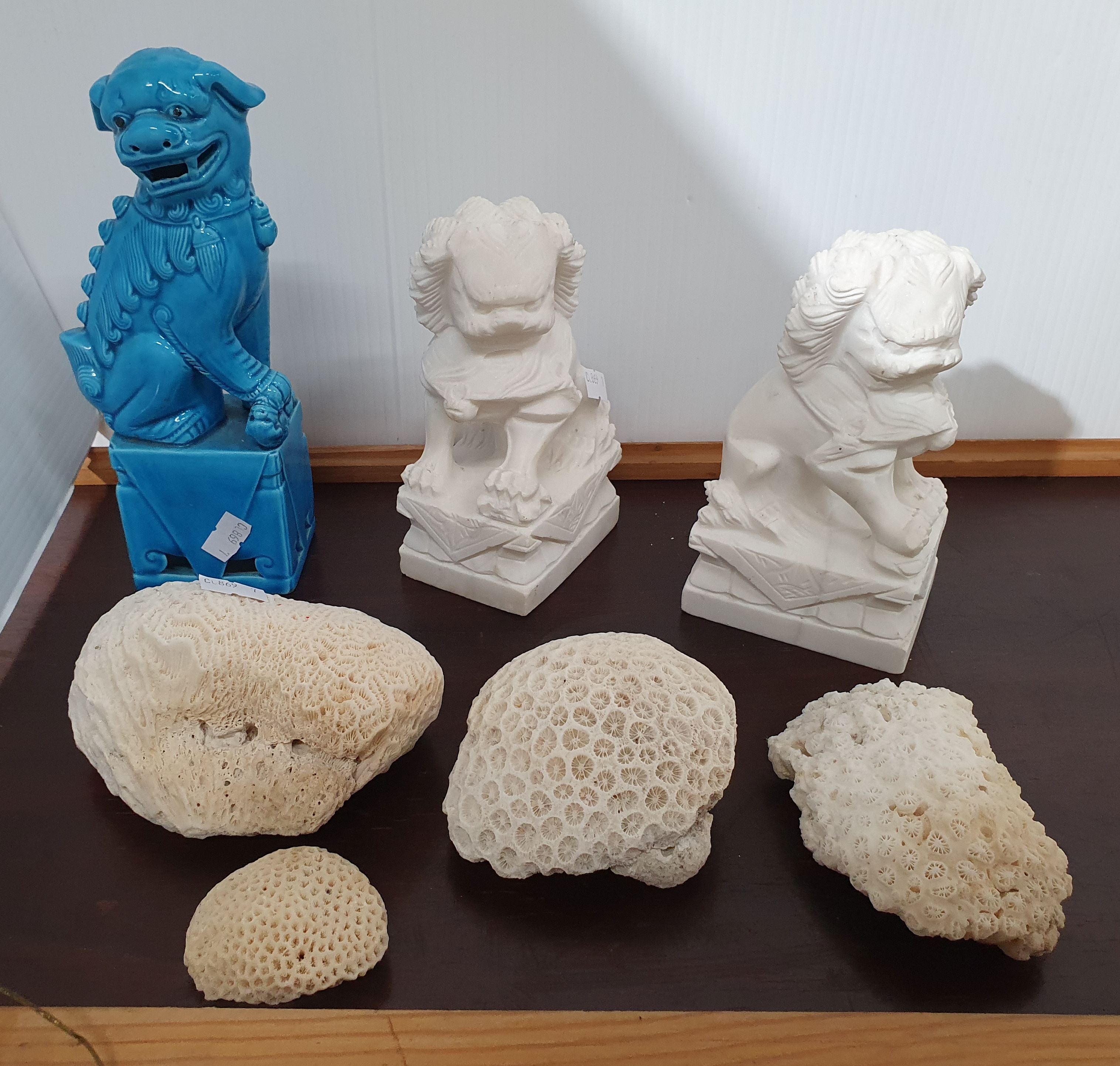 190 · A GROUP OF DECORATIVE ITEMS