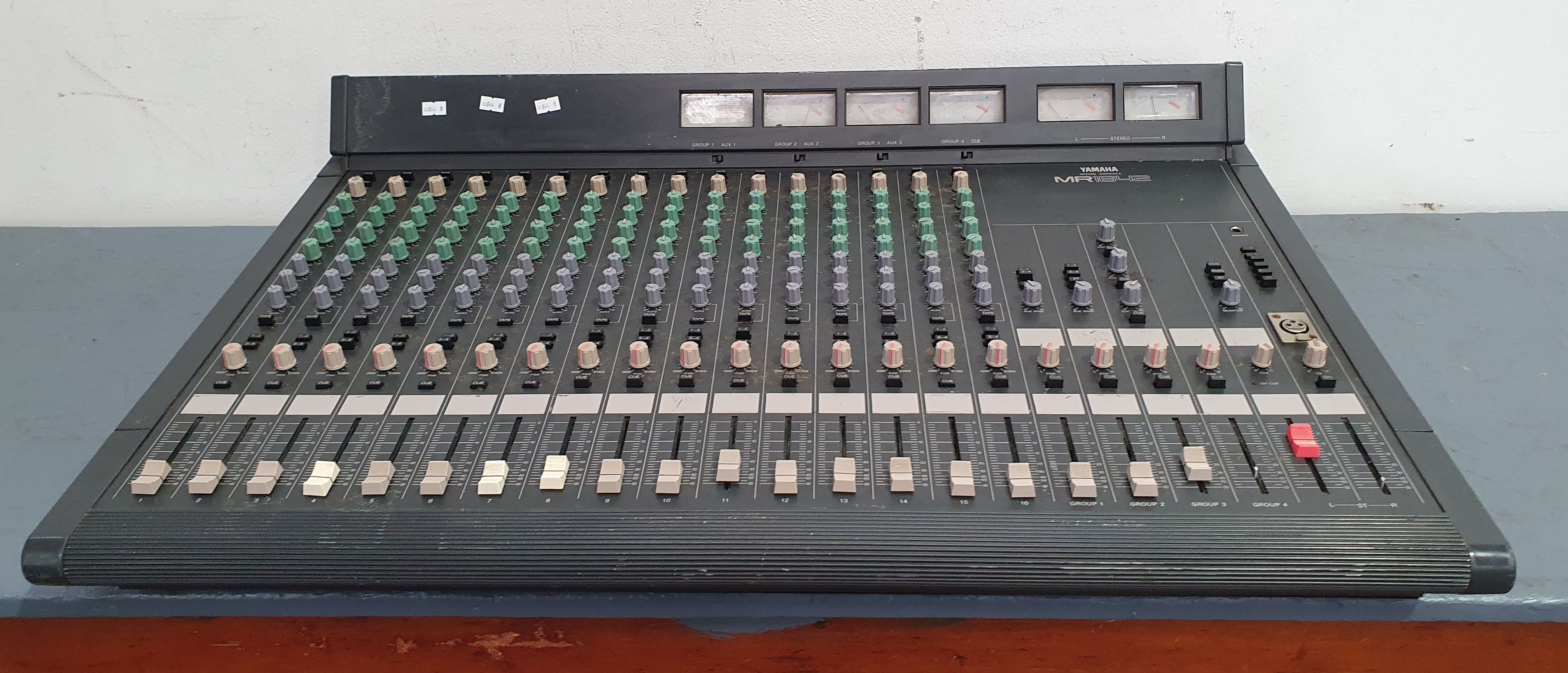 1255 · A YAMAHA MR1642 MIXING CONSOLE