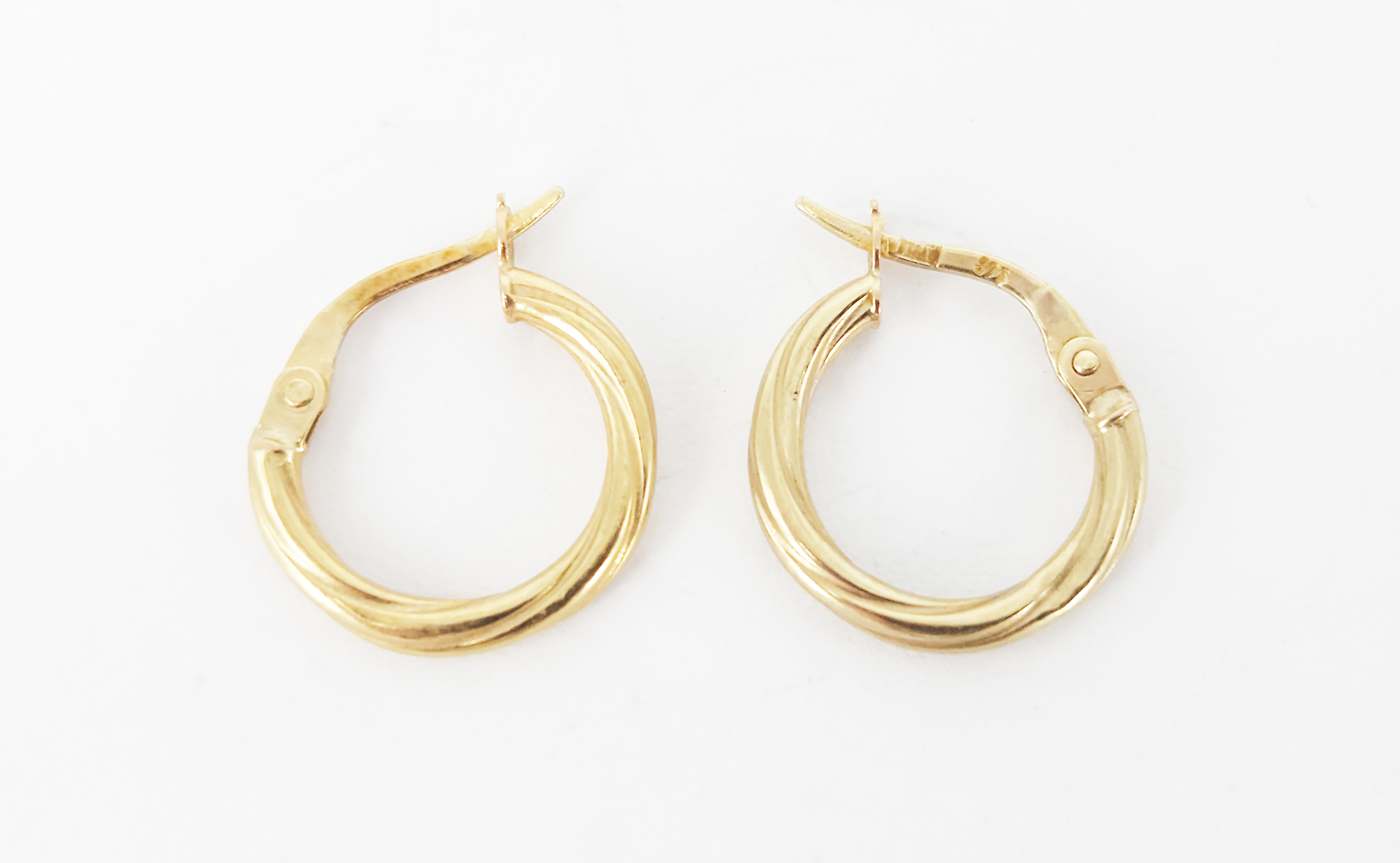 348 · A PAIR OF 9ct YELLOW GOLD HOOP EARRINGS