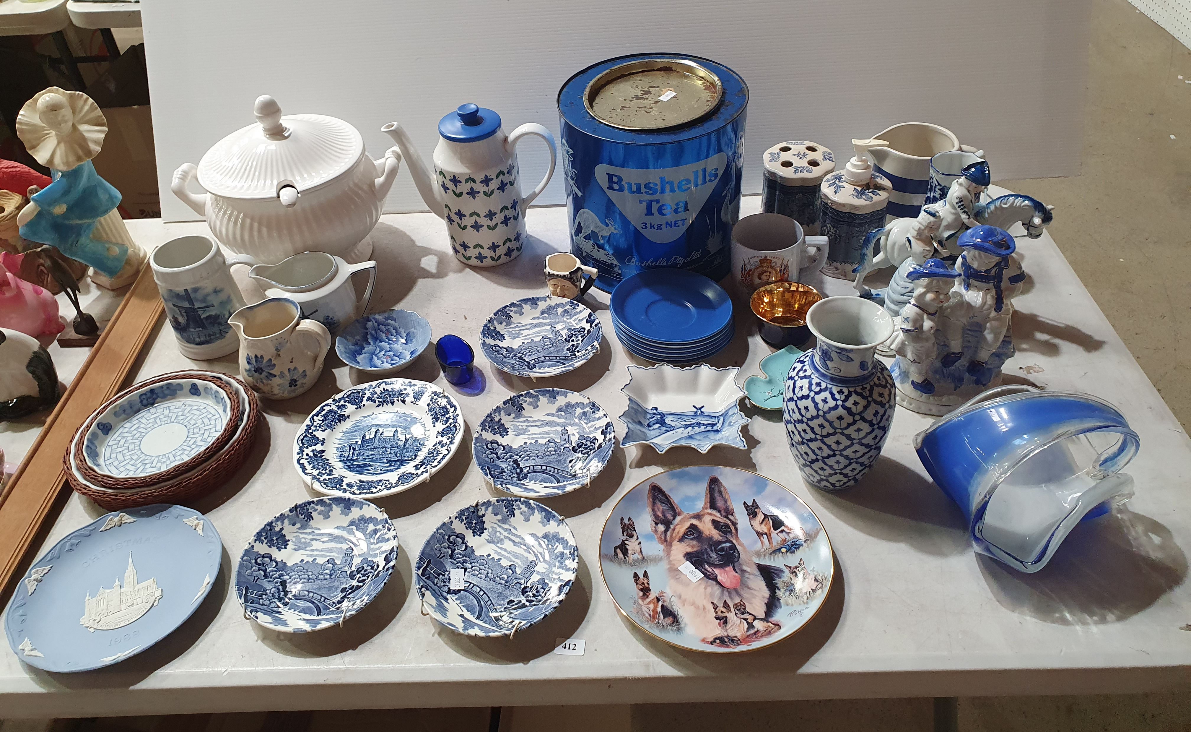 A GROUP OF BLUE AND WHITE HOMEWARES