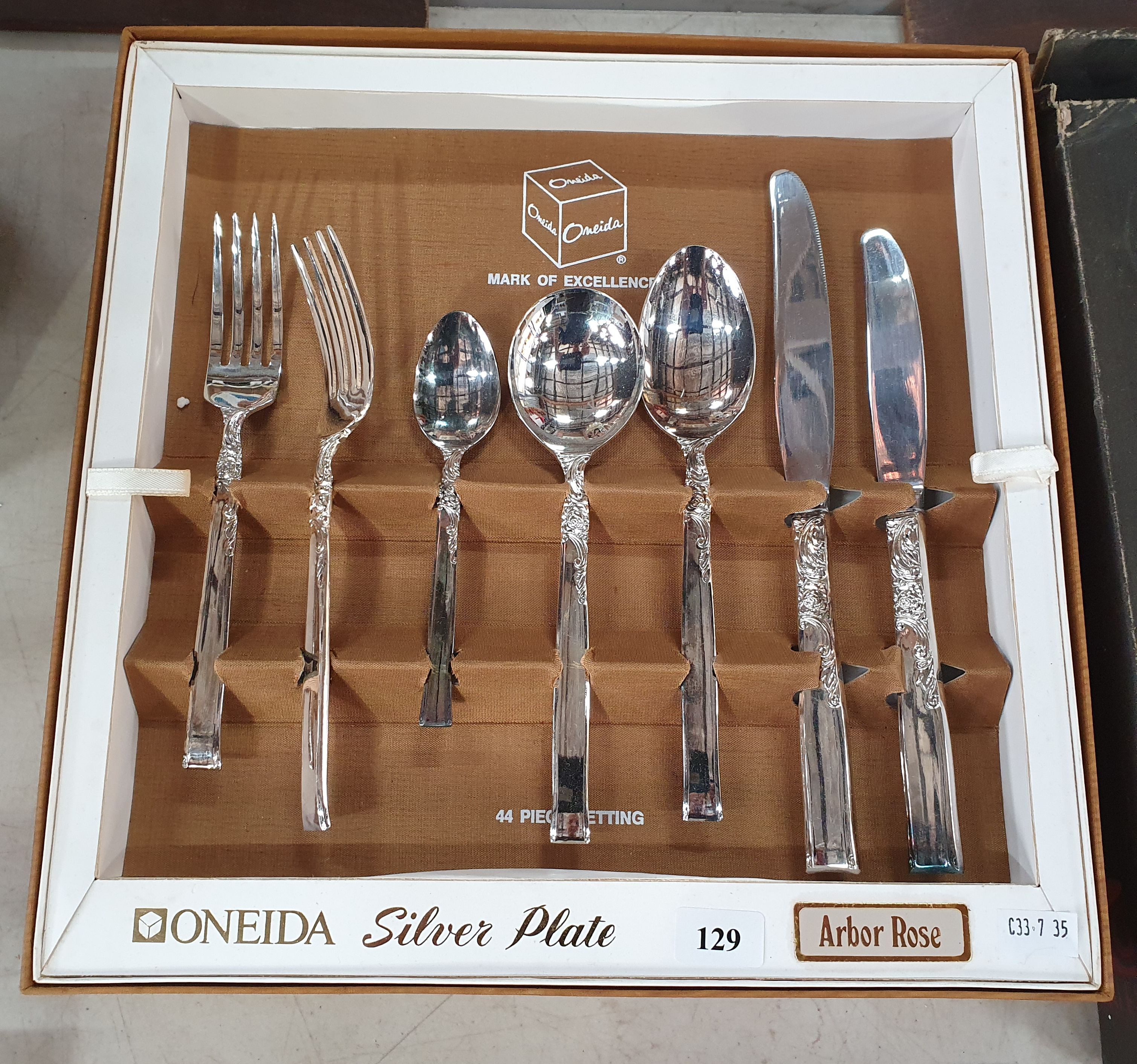 129 · AN ONEIDA 'ARBOR ROSE' 44 PIECE SILVERPLATED CUTLERY SET