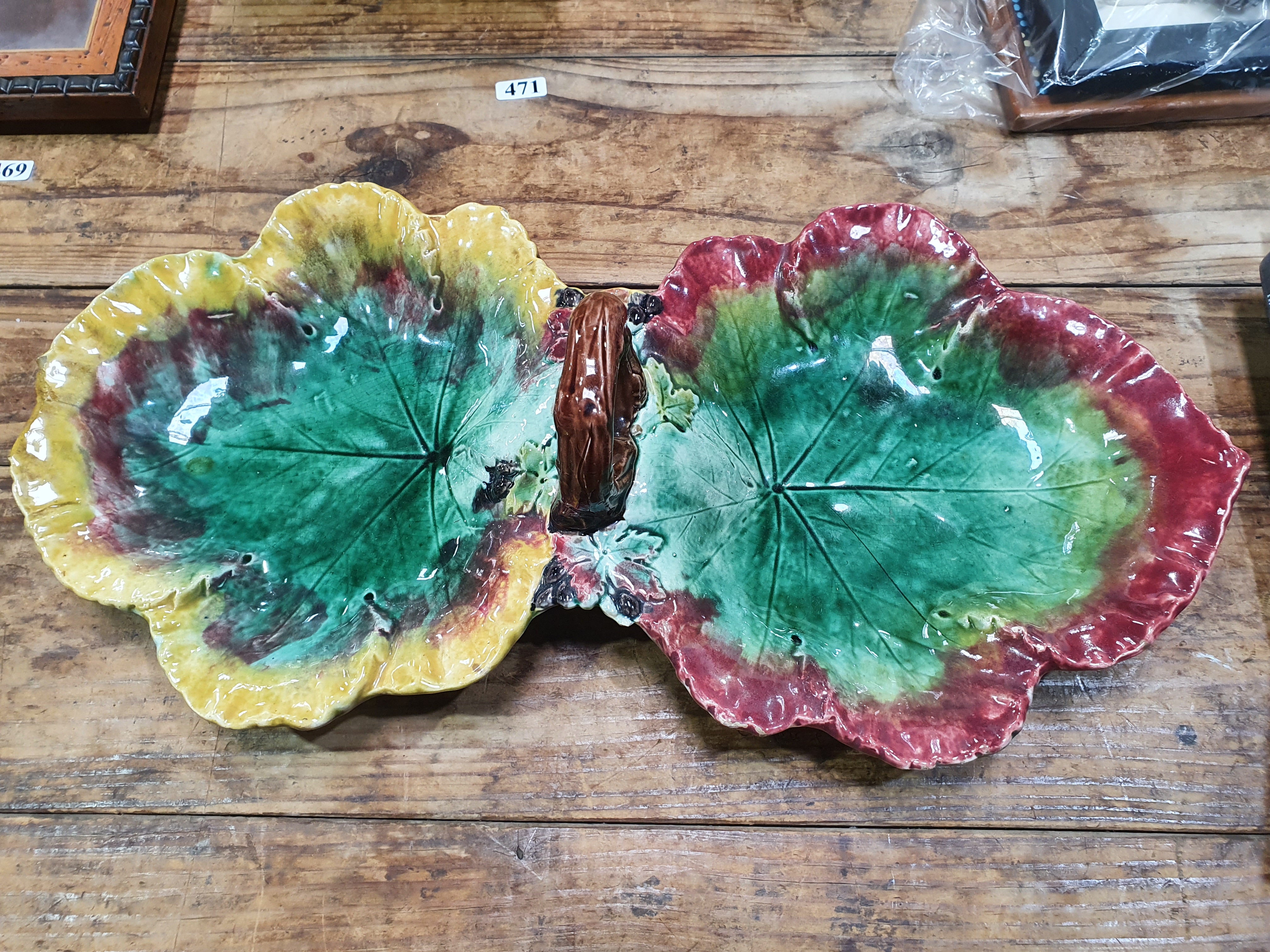 470 · A 19TH CENTURY MAJOLICA CERAMIC SPLIT SERVING DISH