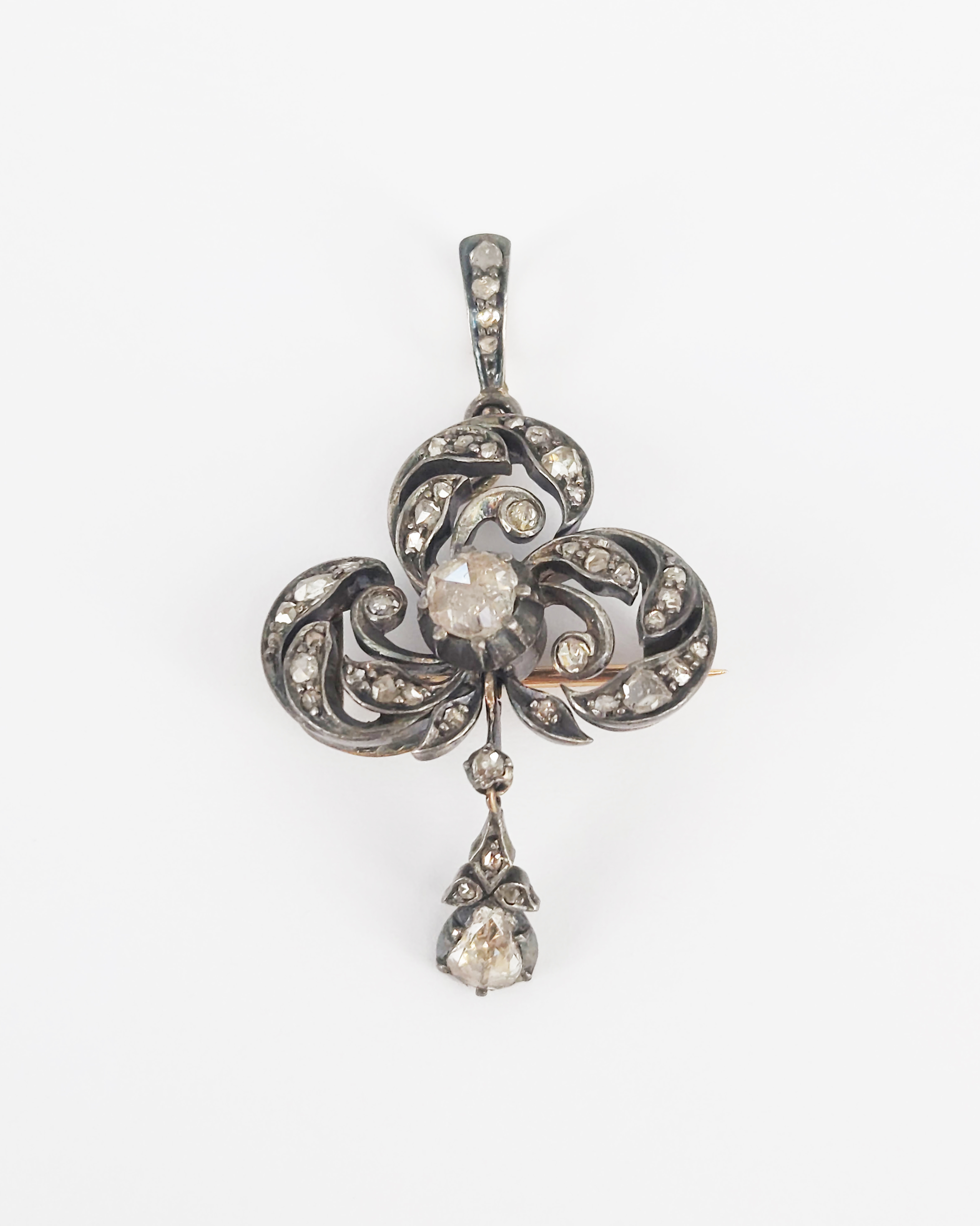 12 · A GEORGIAN SILVER AND 15ct ROSE GOLD DIAMOND PENDANT BROOCH