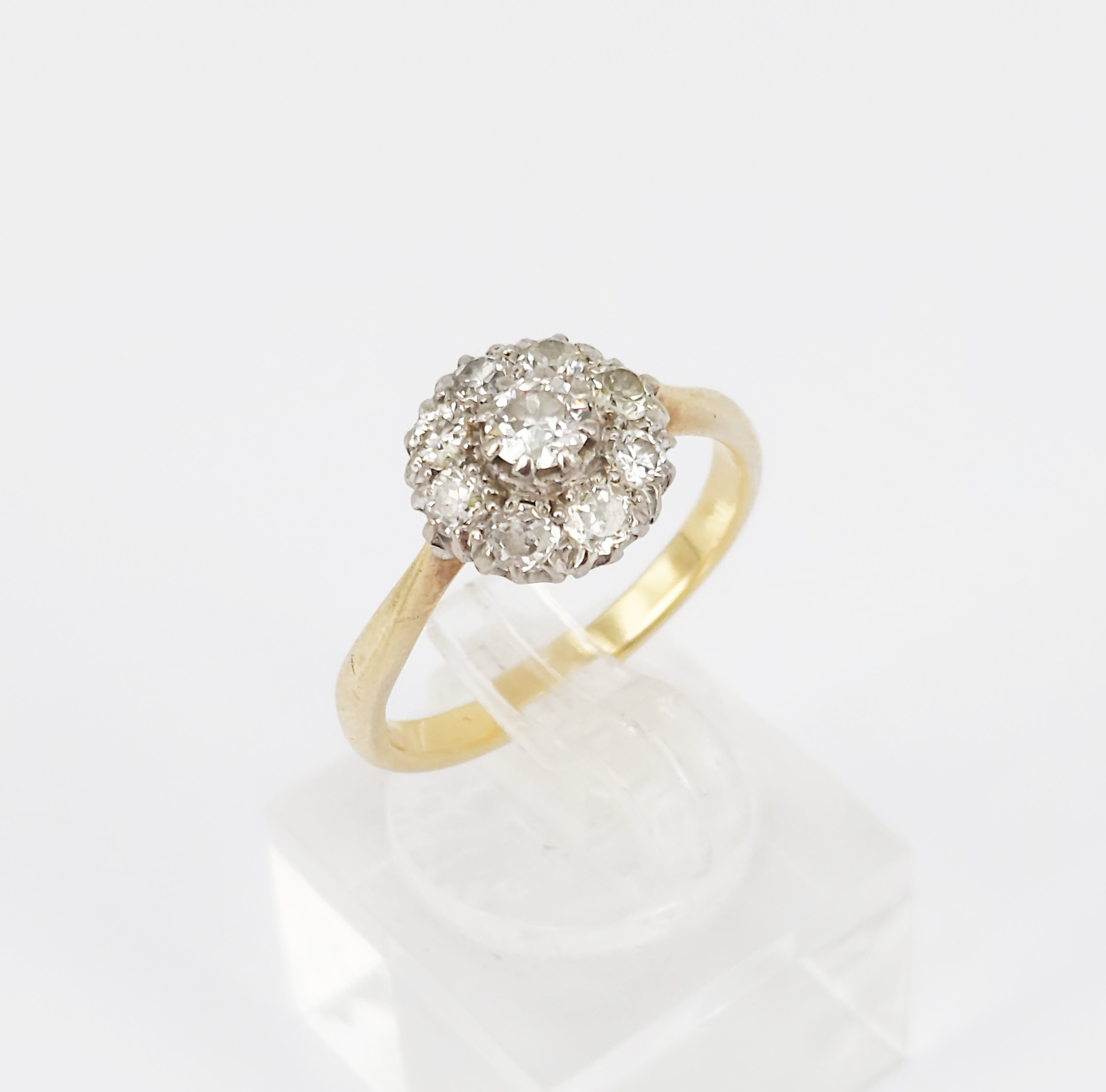 219 · A DIAMOND AND 18ct GOLD CLUSTER RING