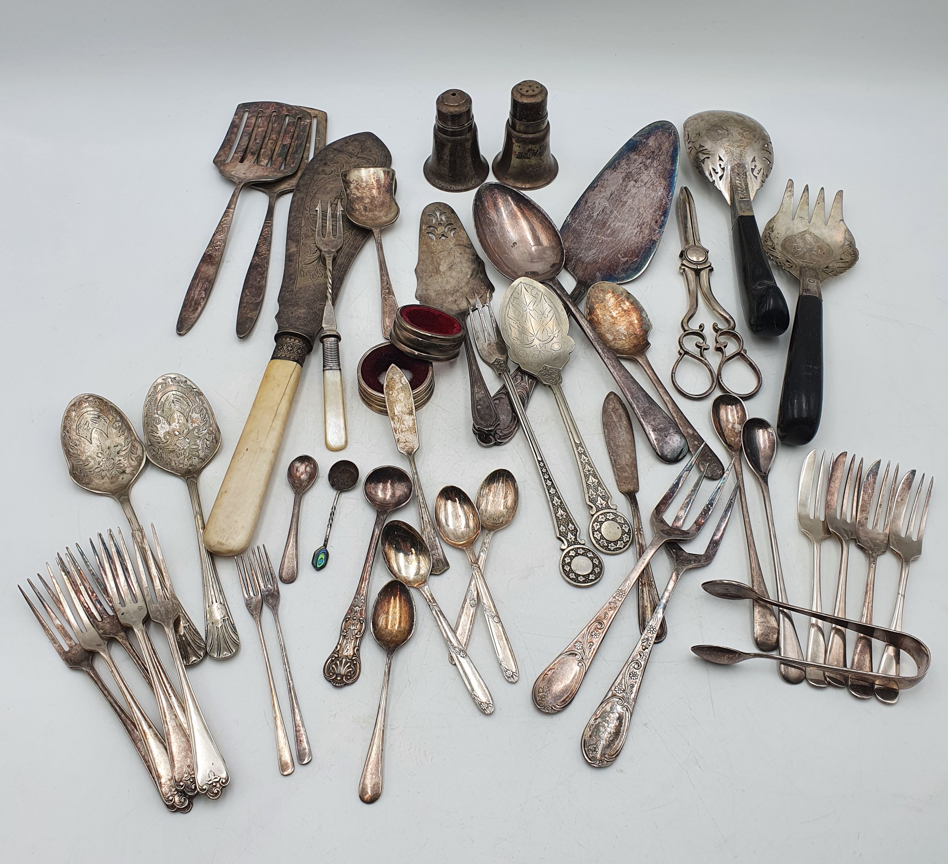 547 · A COLLECTION OF VINTAGE ELECTROPLATED SILVER SERVINGWARE