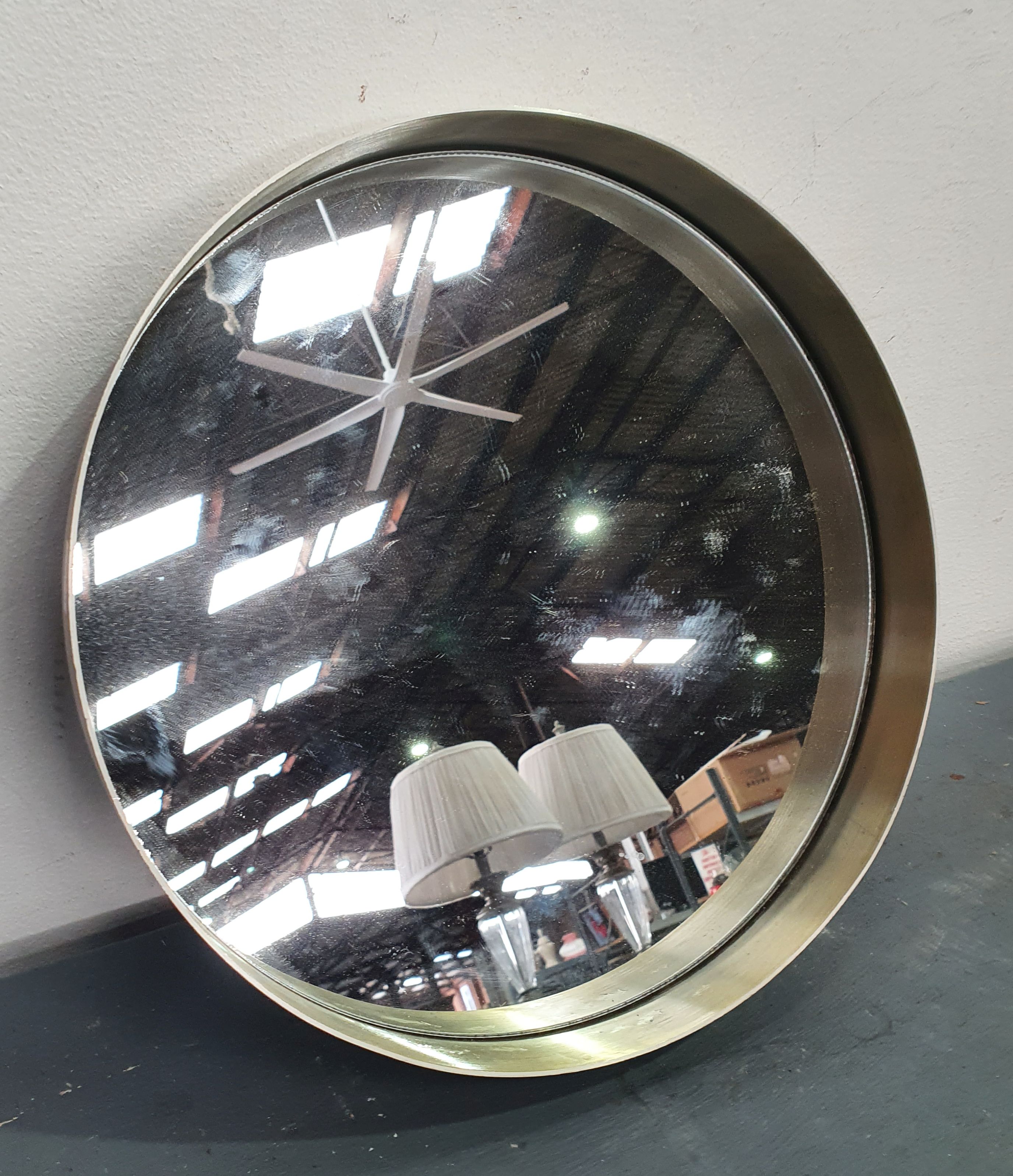 A CONTEMPORARY ROUND MIRROR