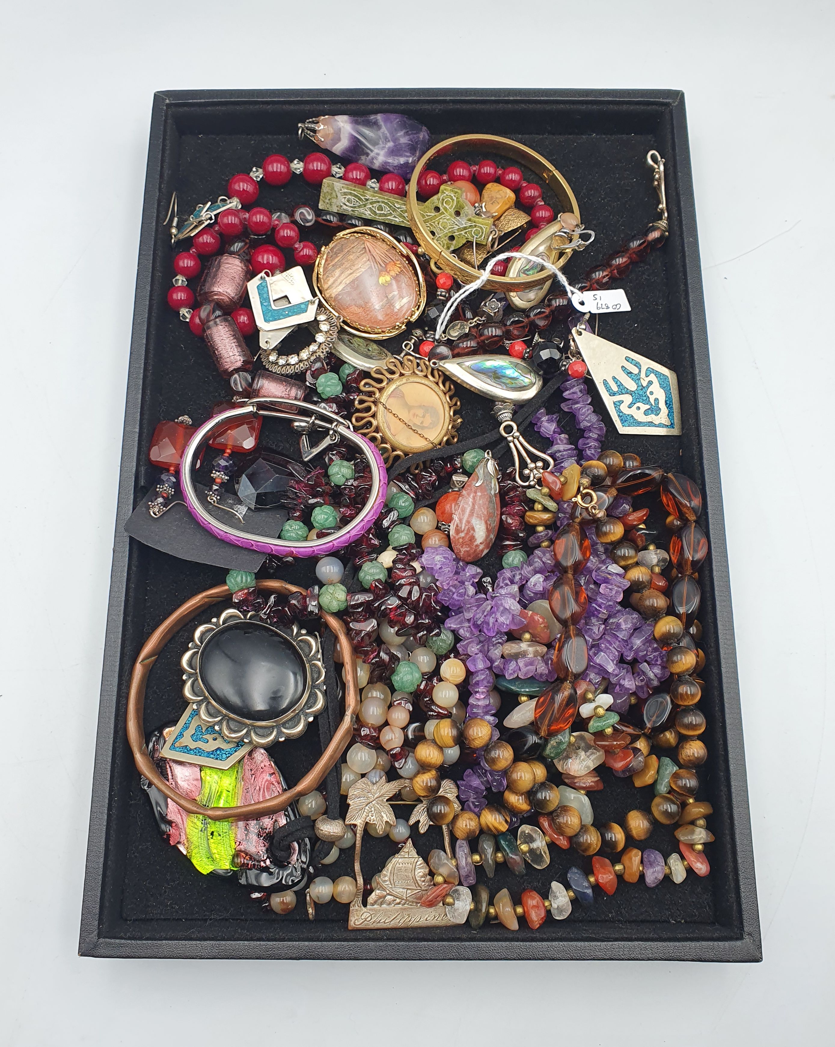 285 · A COLLECTION OF COSTUME JEWELLERY