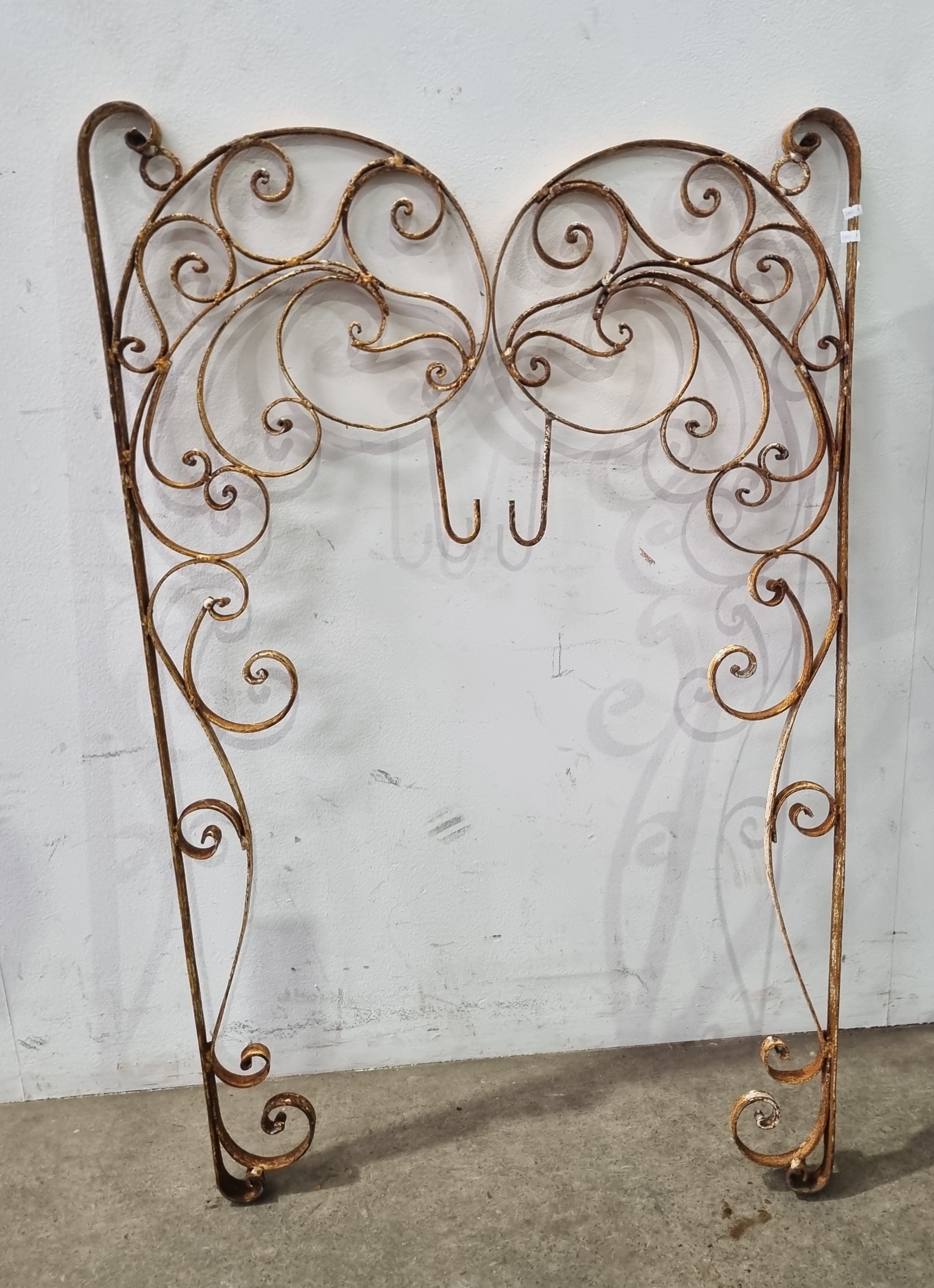 1062 · A PAIR OF RUSTIC HANGING BRACKETS