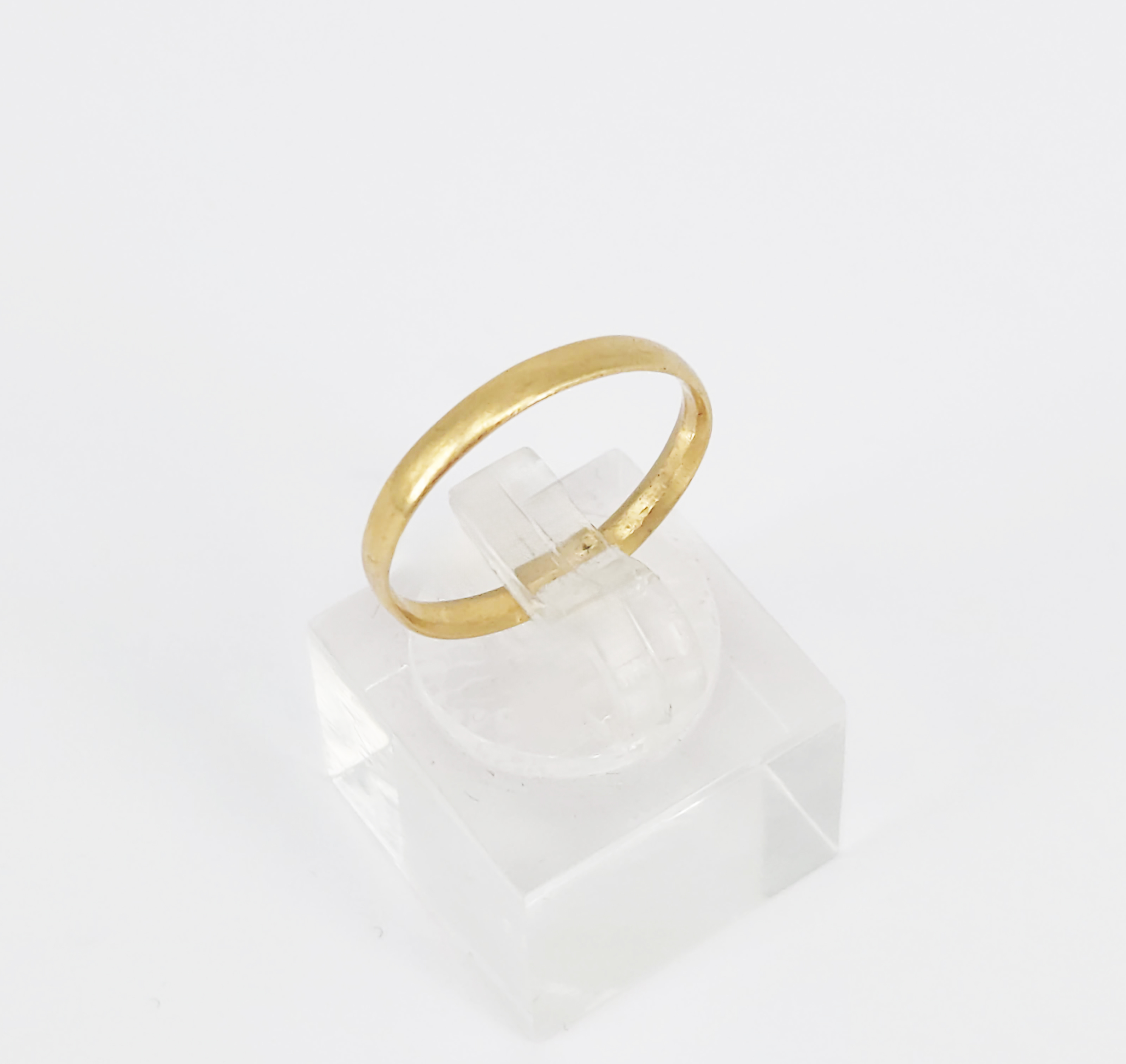 46 · An 18ct YELLOW GOLD BAND RING