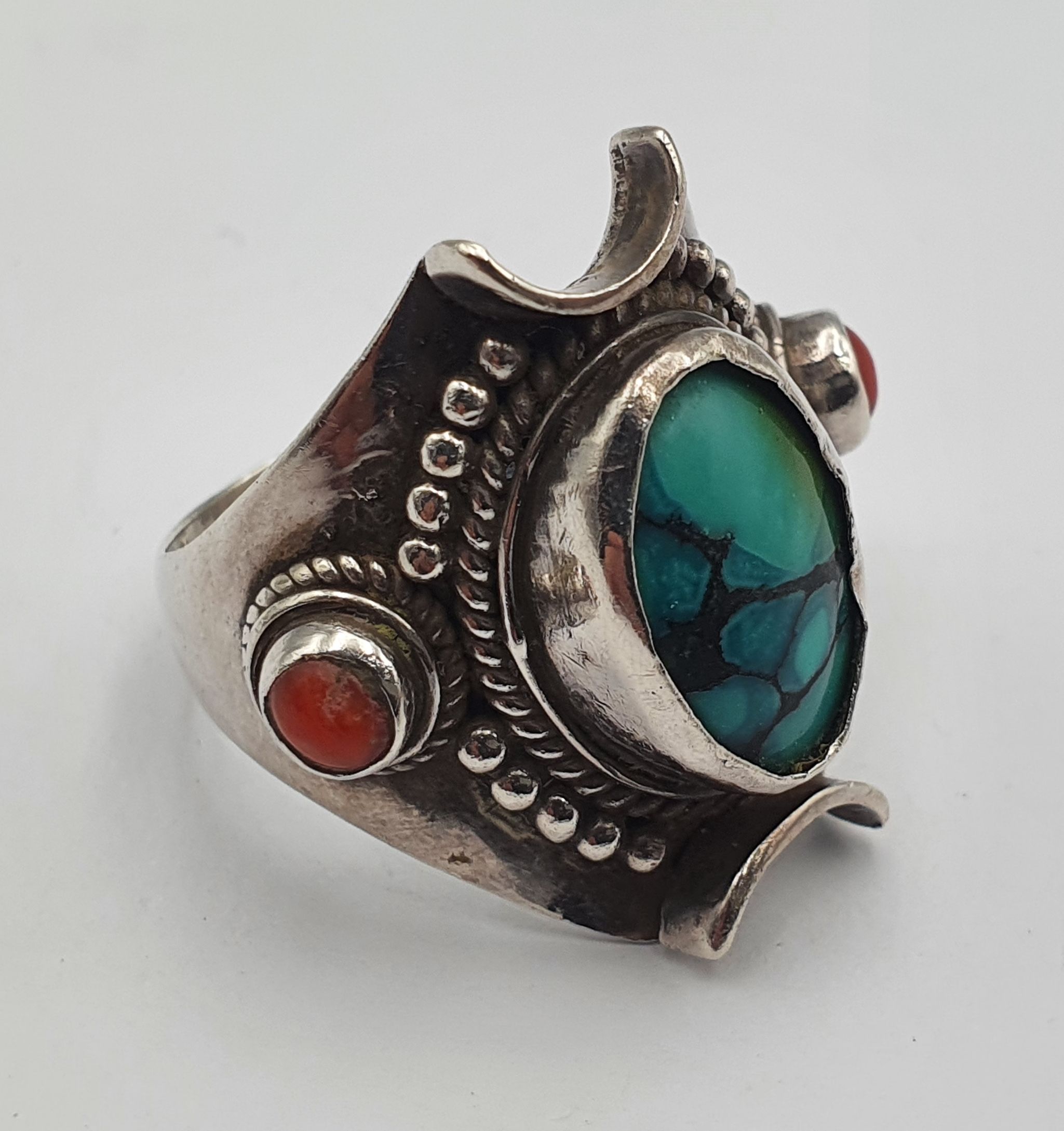 308 · A VINTAGE SILVER TURQUOISE AND CORAL RING