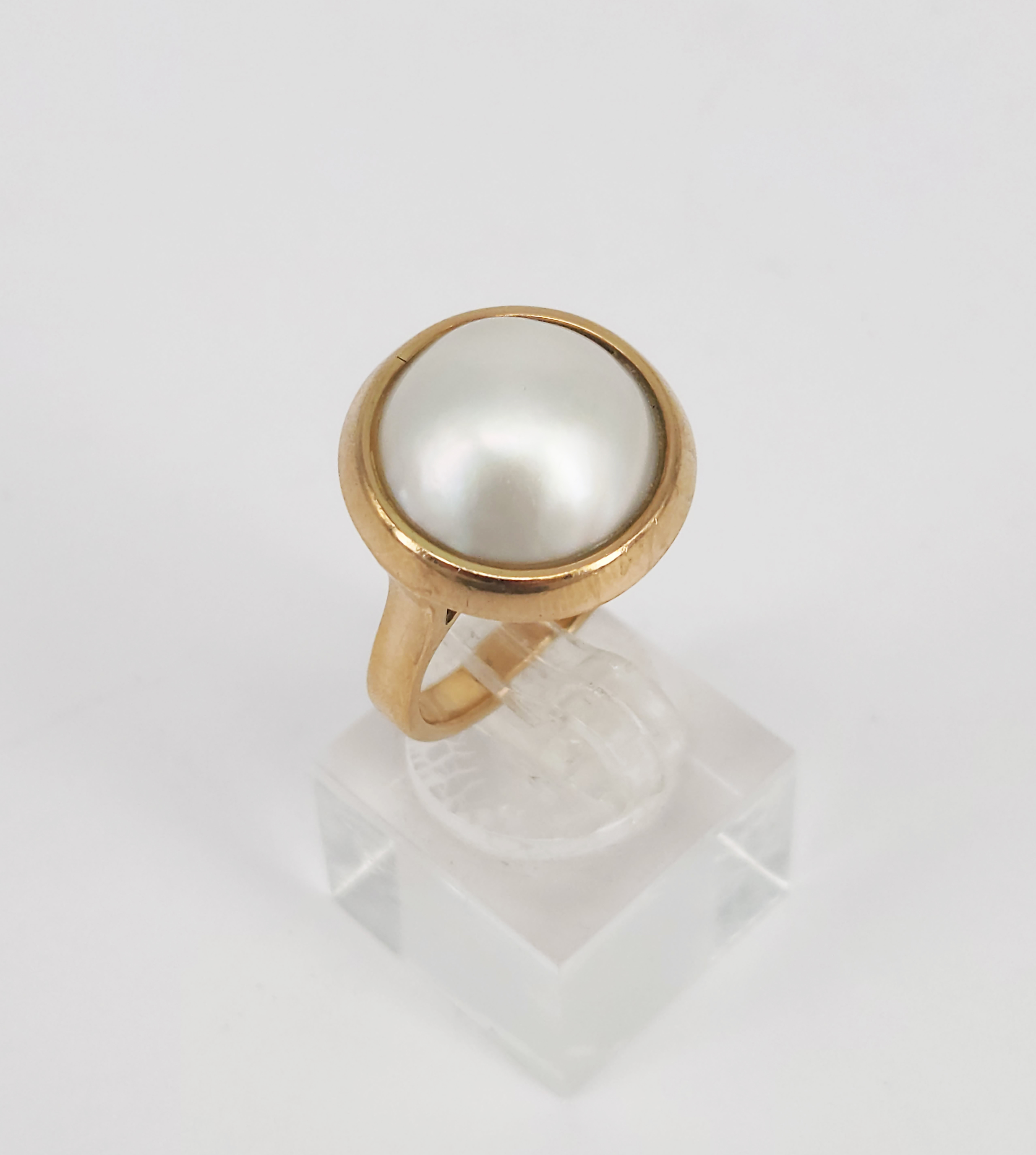 57 · A VINTAGE WHITE MABE PEARL AND 9ct YELLOW GOLD RING
