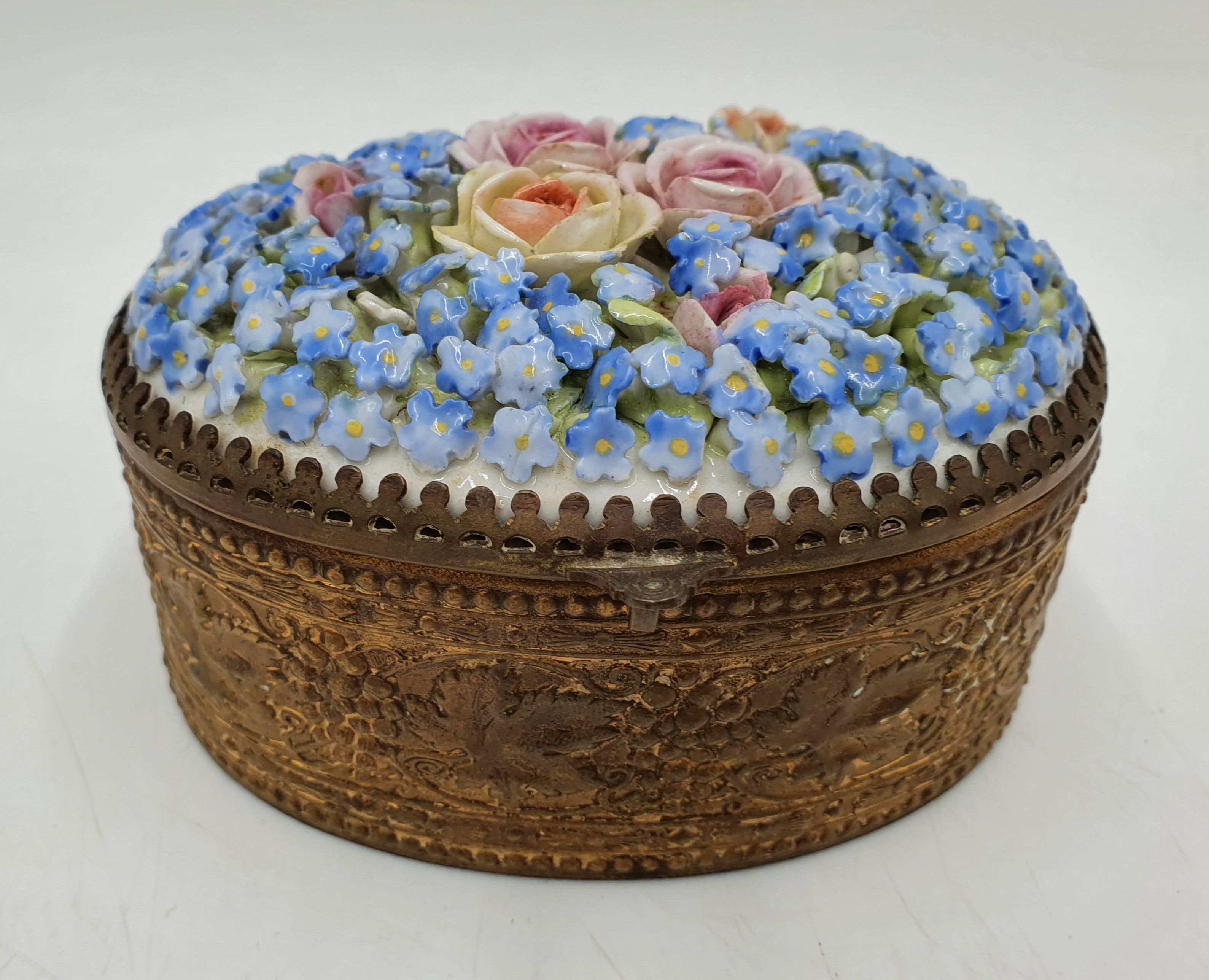 512 · A GERMAN ELFINWARE TRINKET BOX