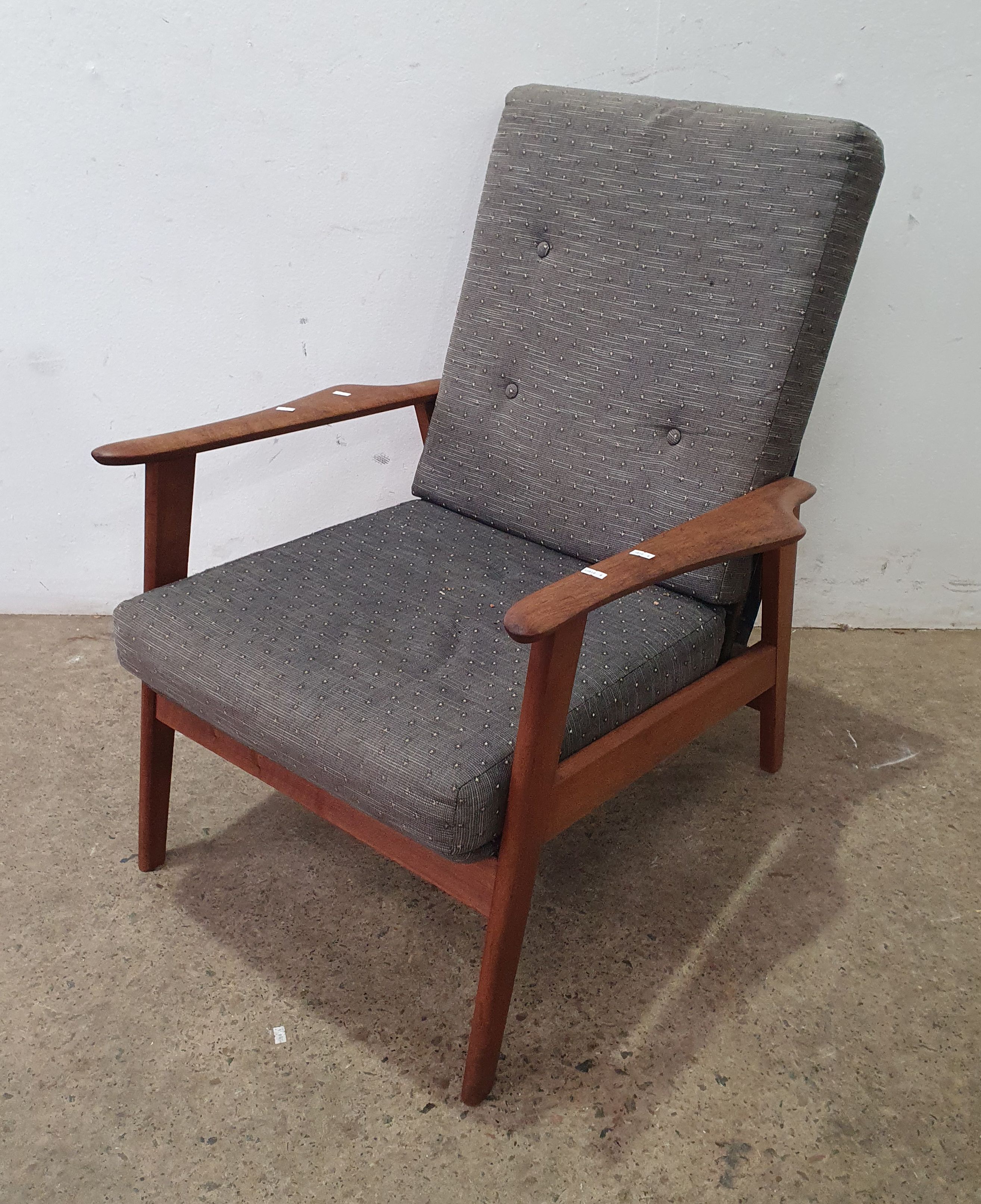 2056 · A MID-CENTURY RECLINER CHAIR