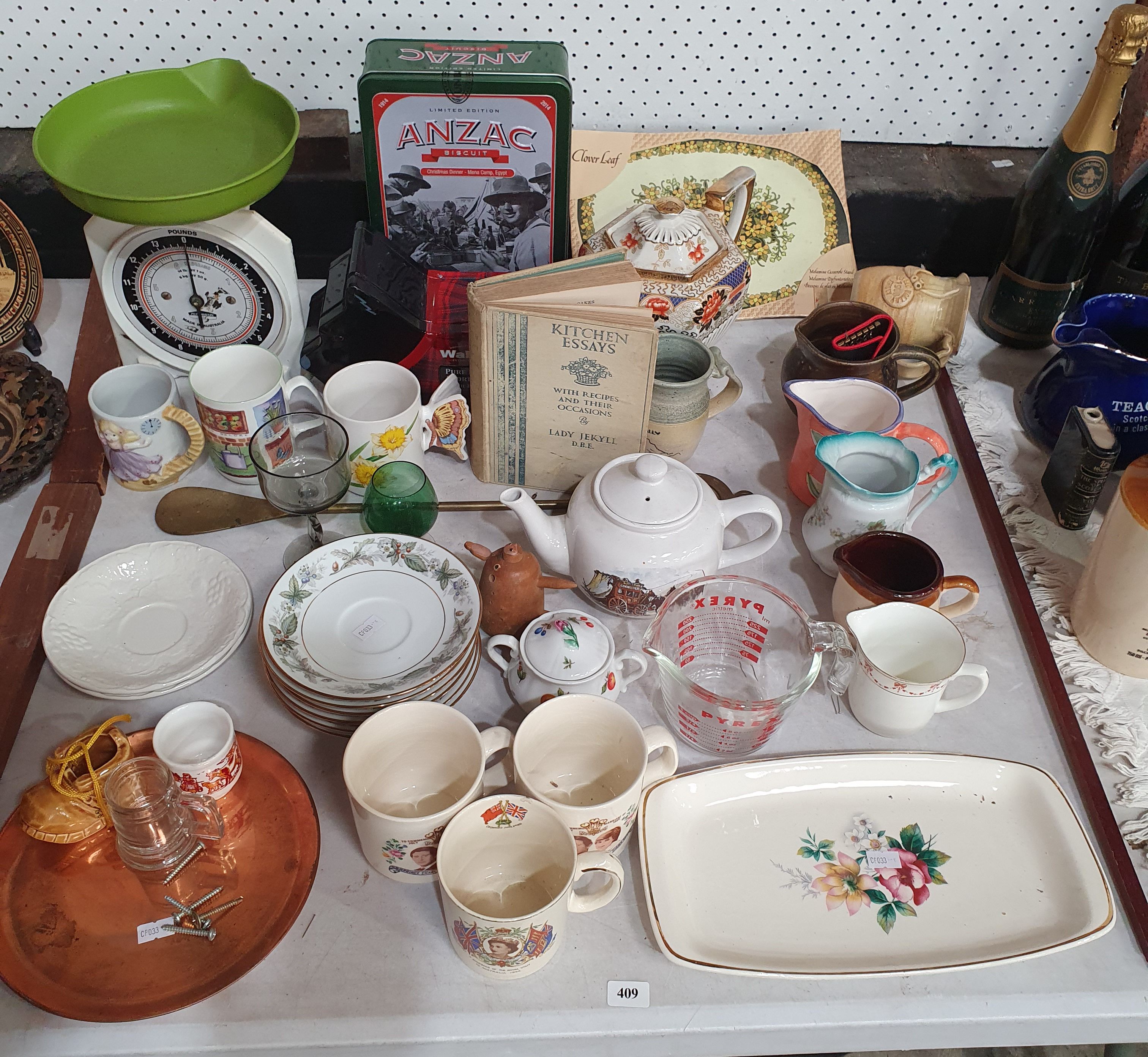 A GROUP OF HOMEWARES