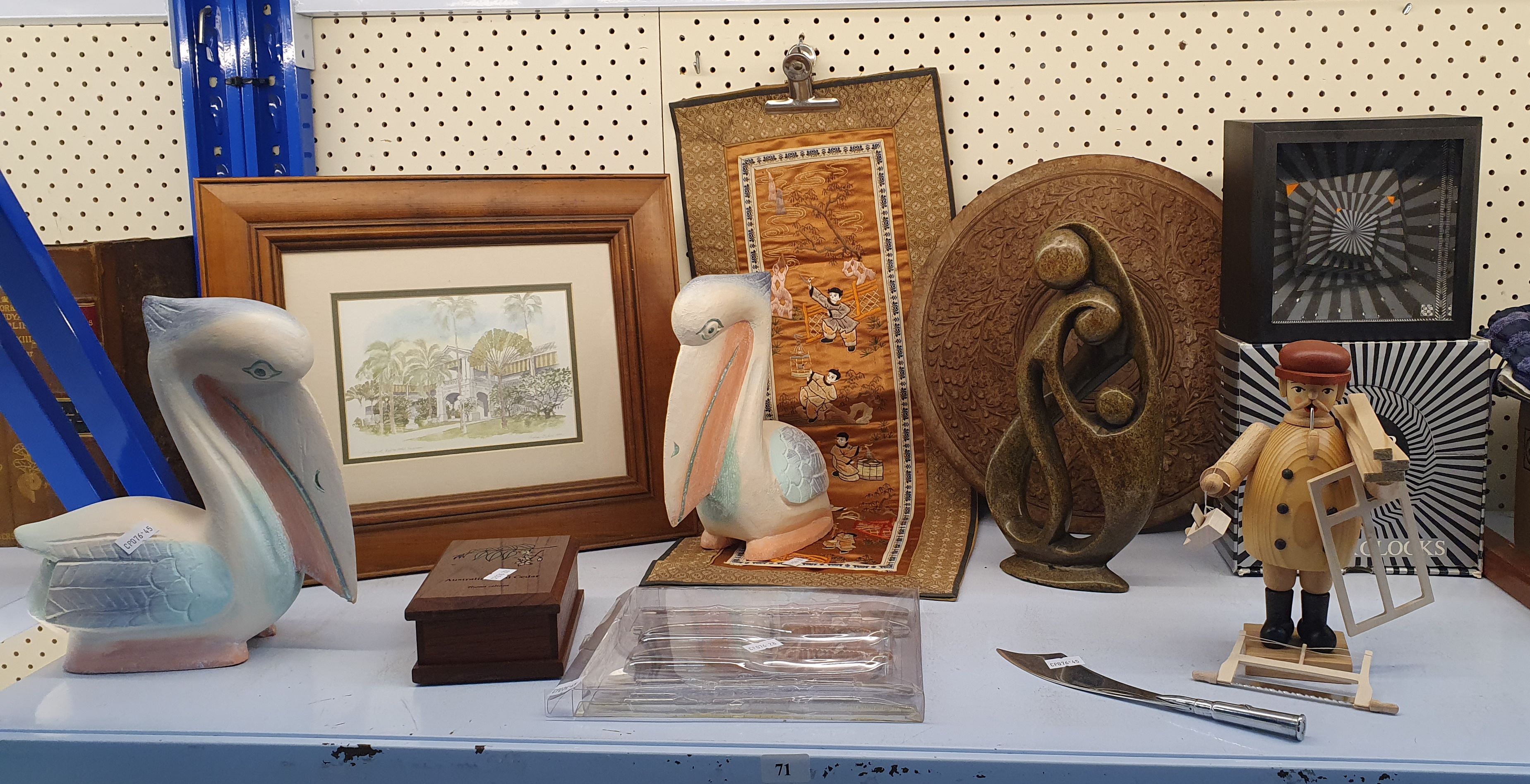 71 · A GROUP OF DECORATIVE ITEMS