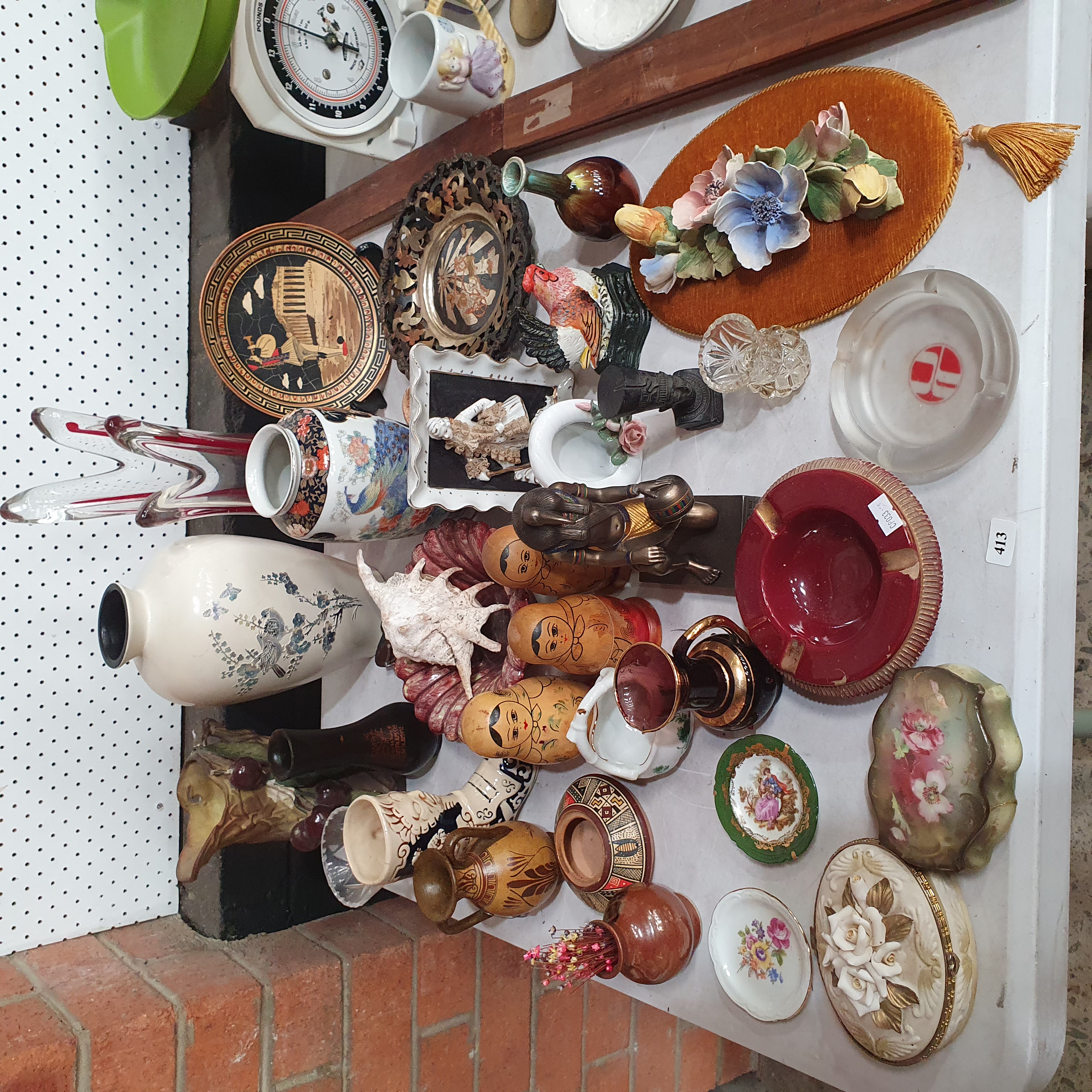 A GROUP OF DECORATIVE ITEMS