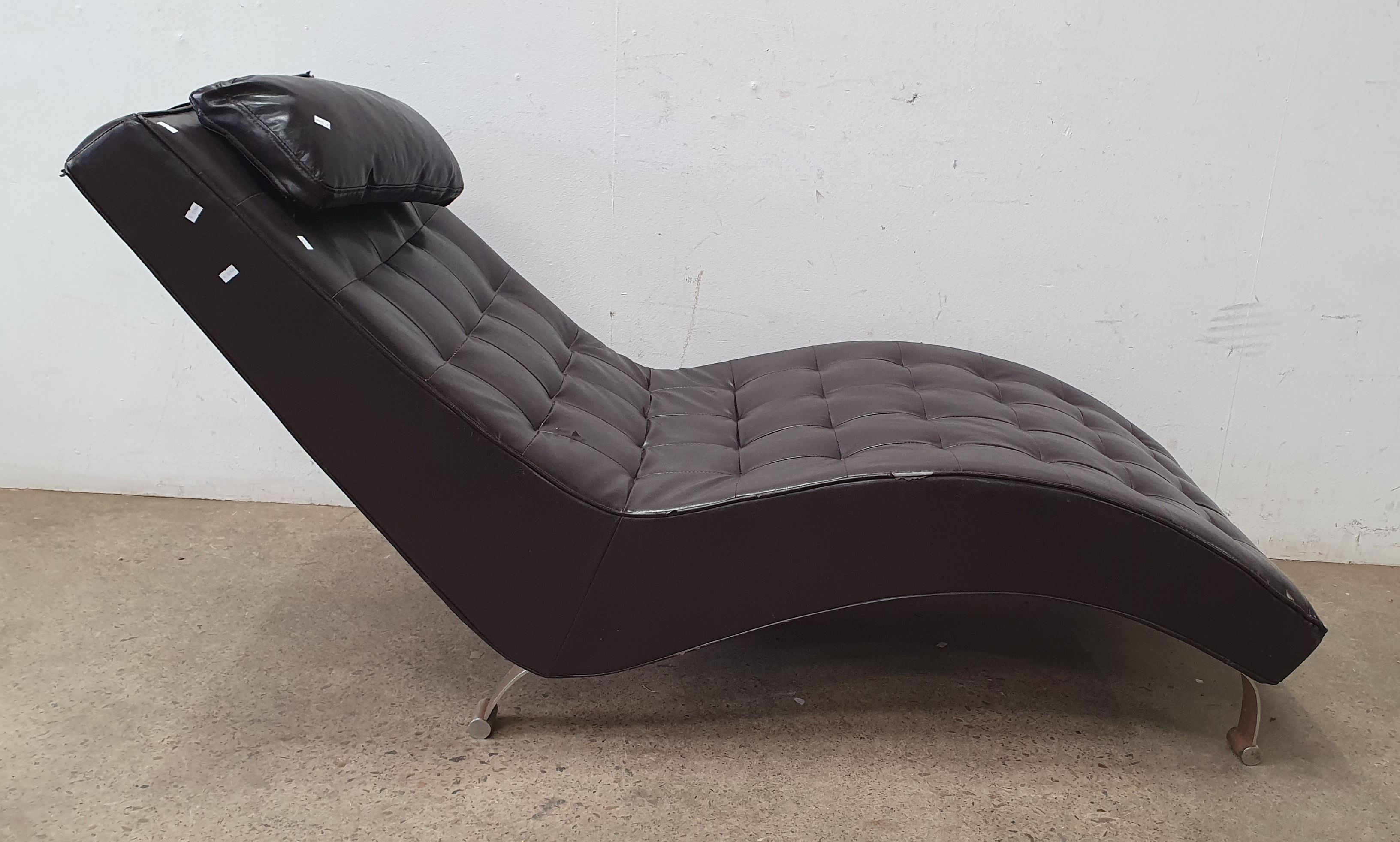 2391 · A LEATHER CHEZ