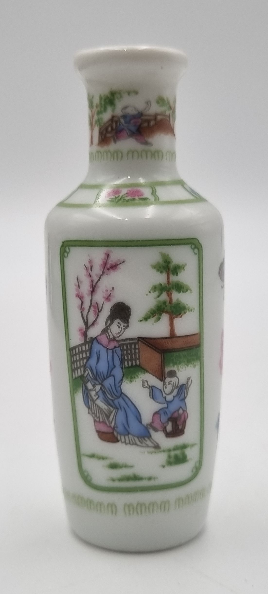 581 · A CHINESE MINIATURE PORCELAIN VASE