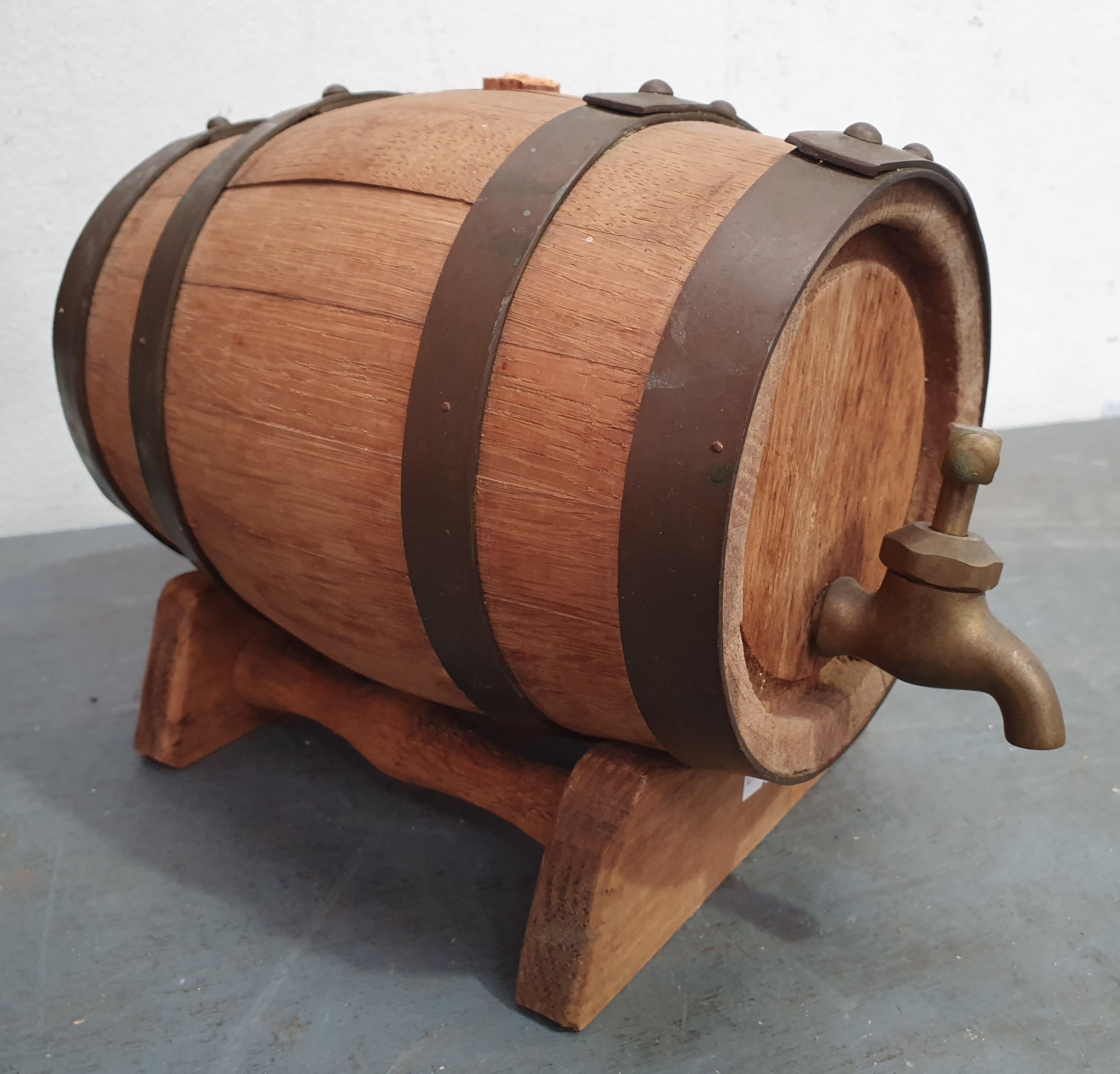 A SMALL OAK BARRELL