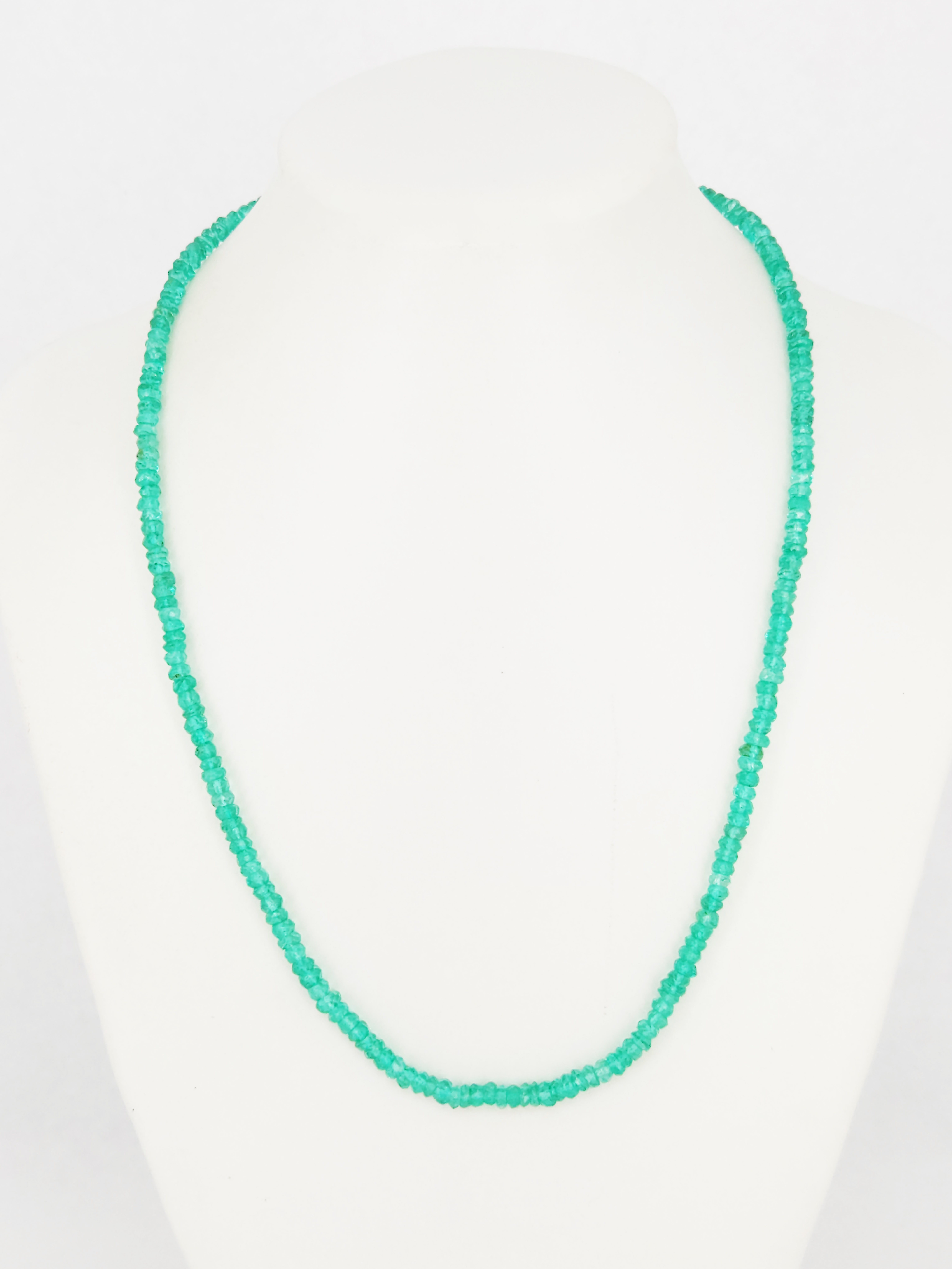 147 · A FACETED EMERALD NECKLACE