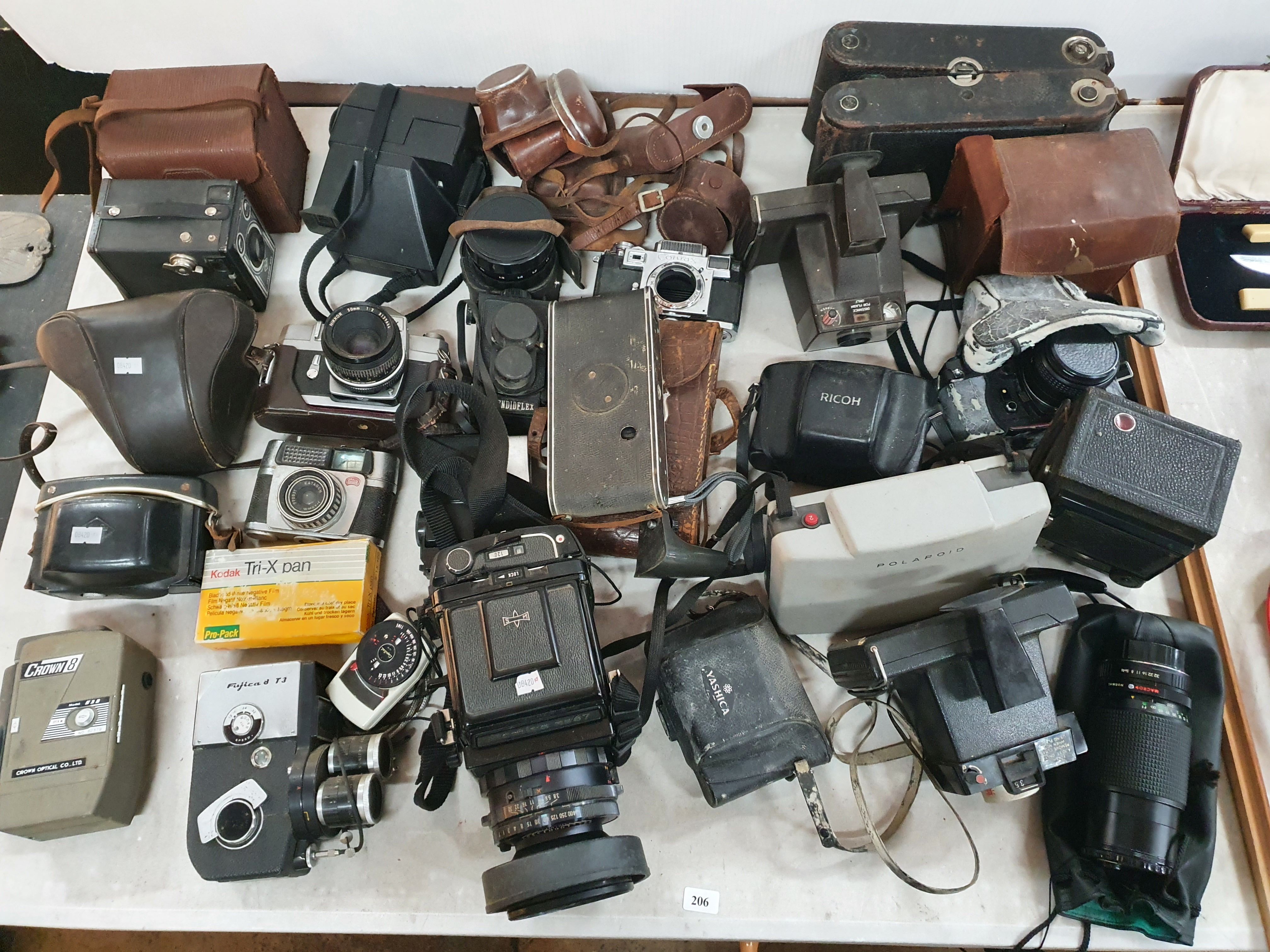 206 · A COLLECTION OF CAMERAS AND RELATED ITEMS