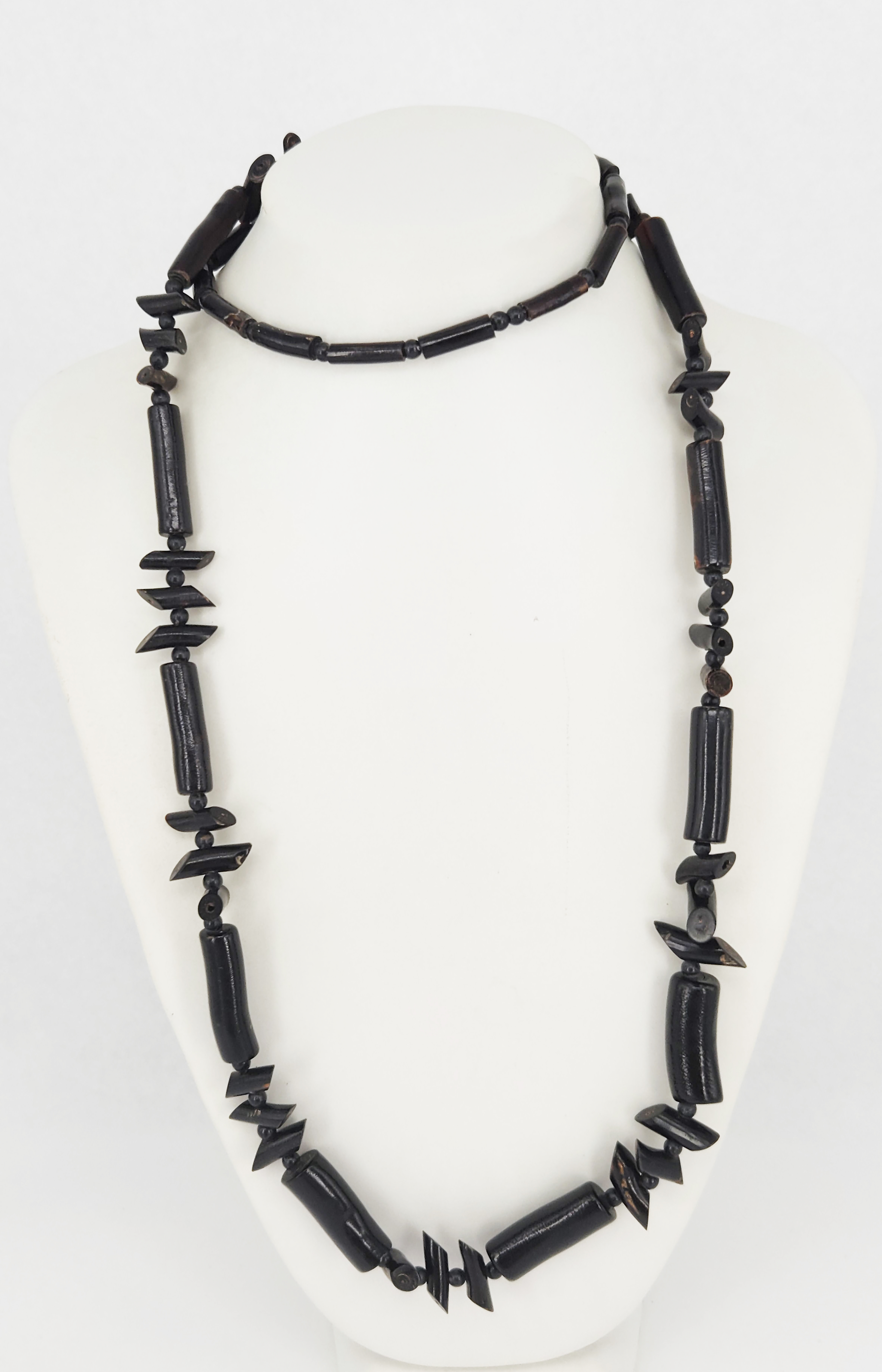 312 · A VINTAGE BLACK CORAL NECKLACE