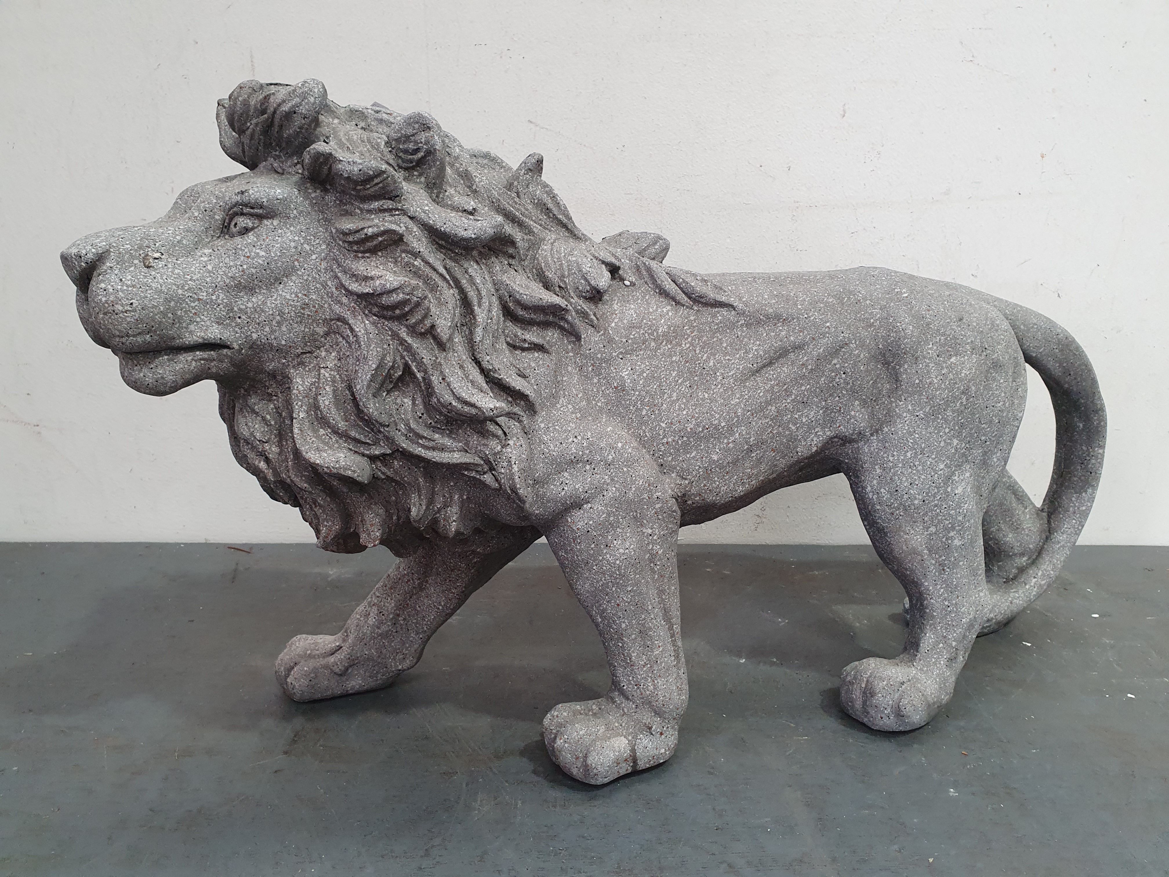 1070 · A RESIN LION STATUE