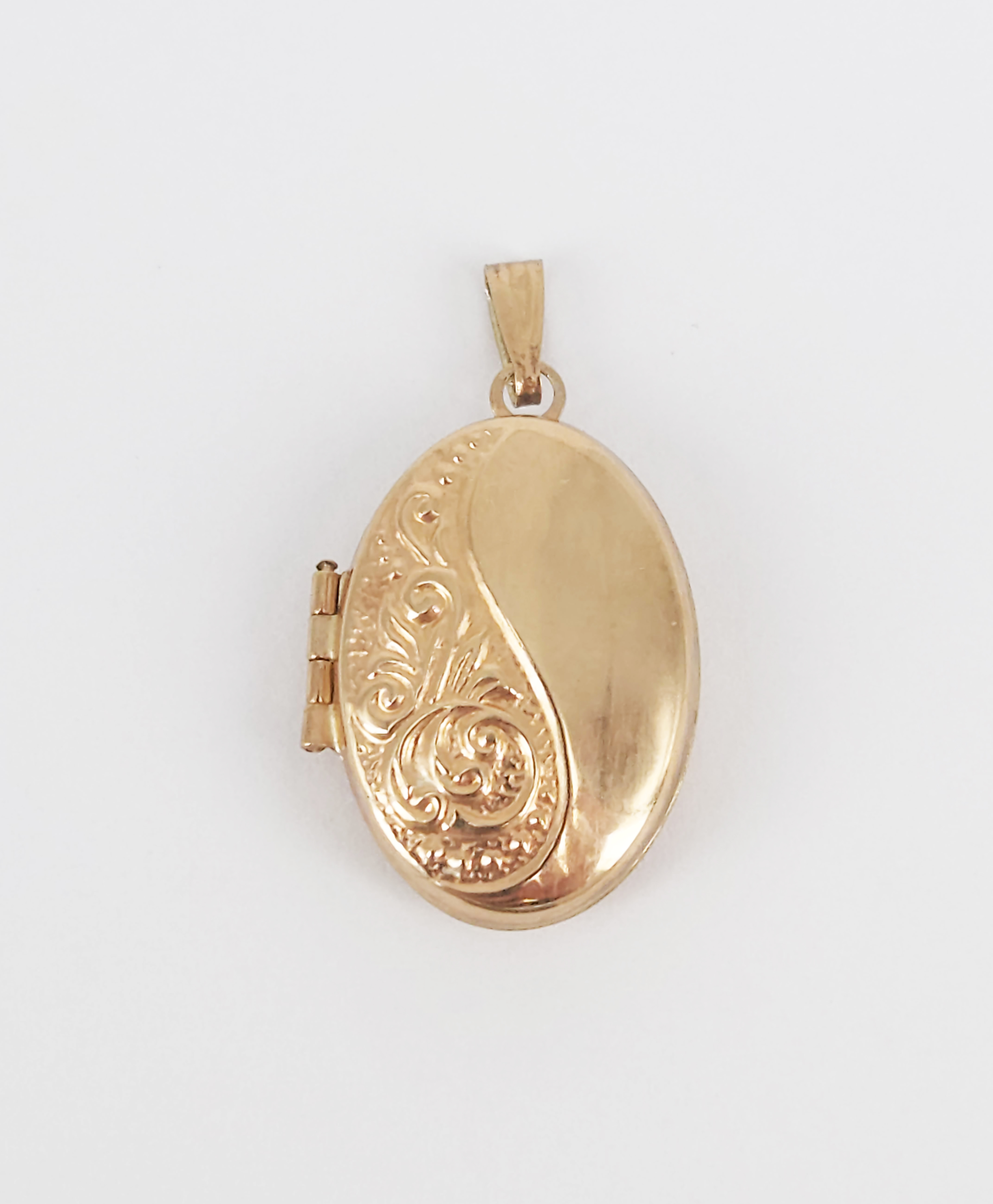 98 · A 14ct YELLOW GOLD LOCKET