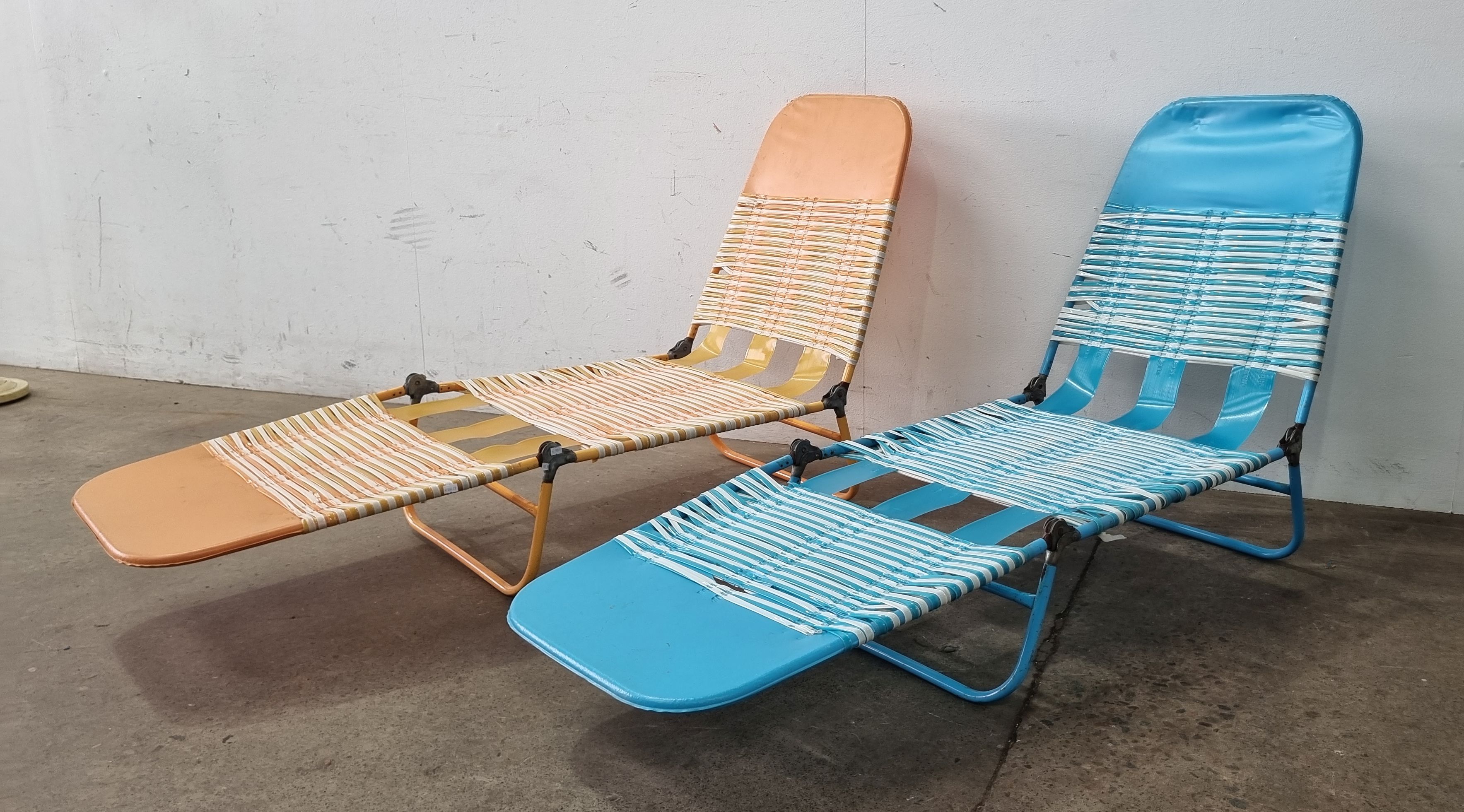 1183 · A PAIR OF BANNANA LOUNGES