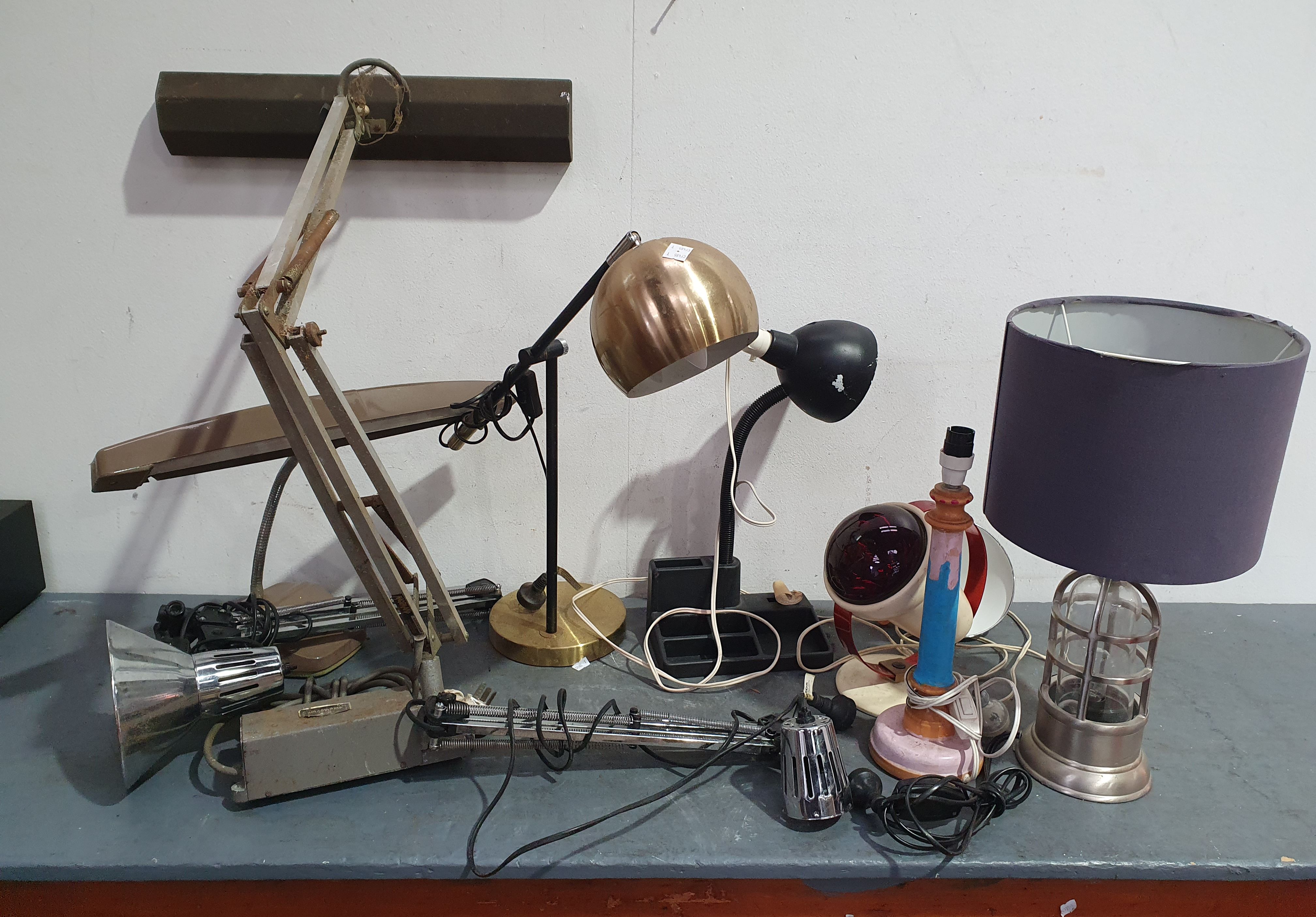 1425 · A BOX OF VARIOUS LAMPS