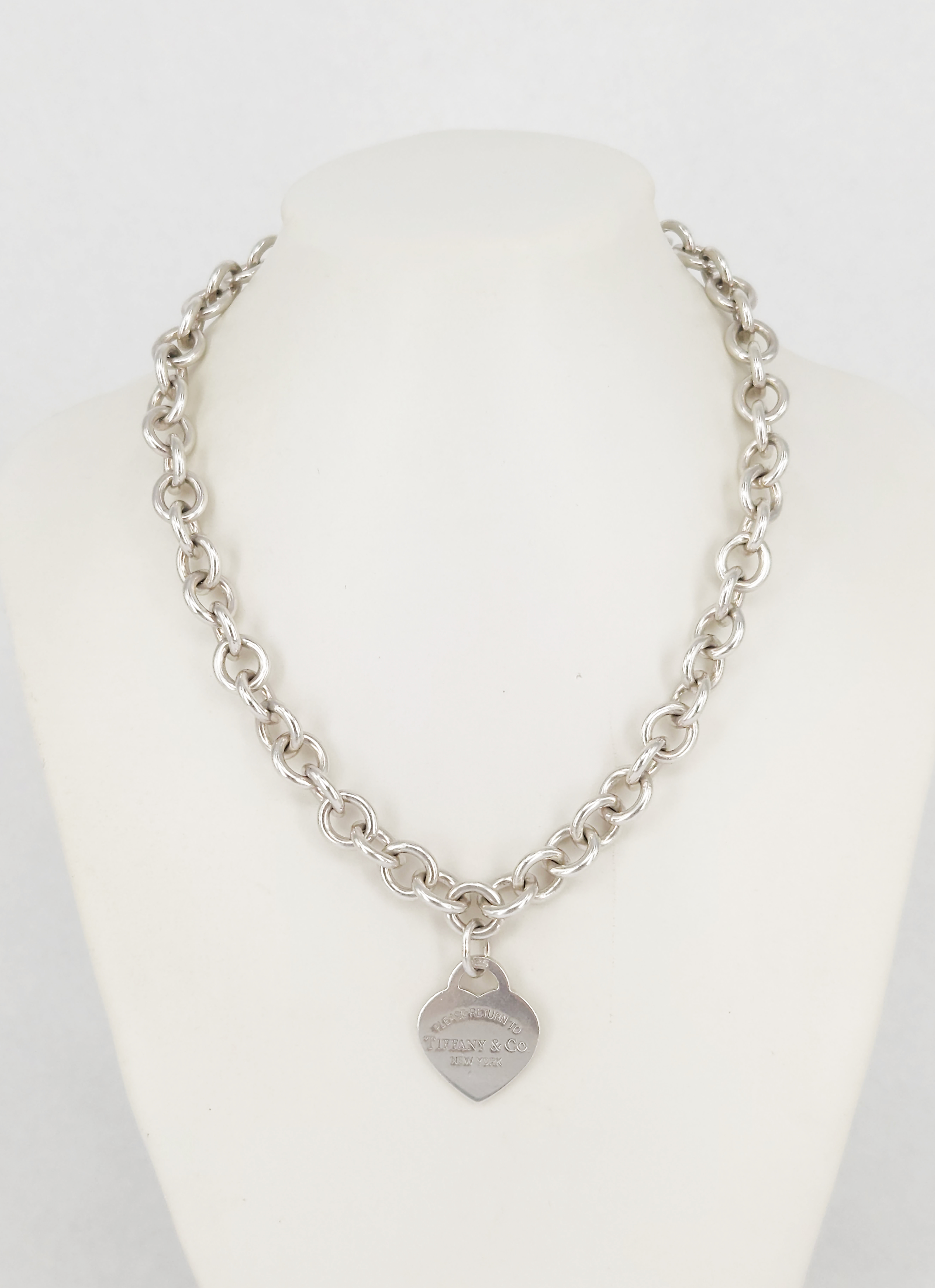 A VINTAGE TIFFANY & Co SILVER HEART NECKLACE