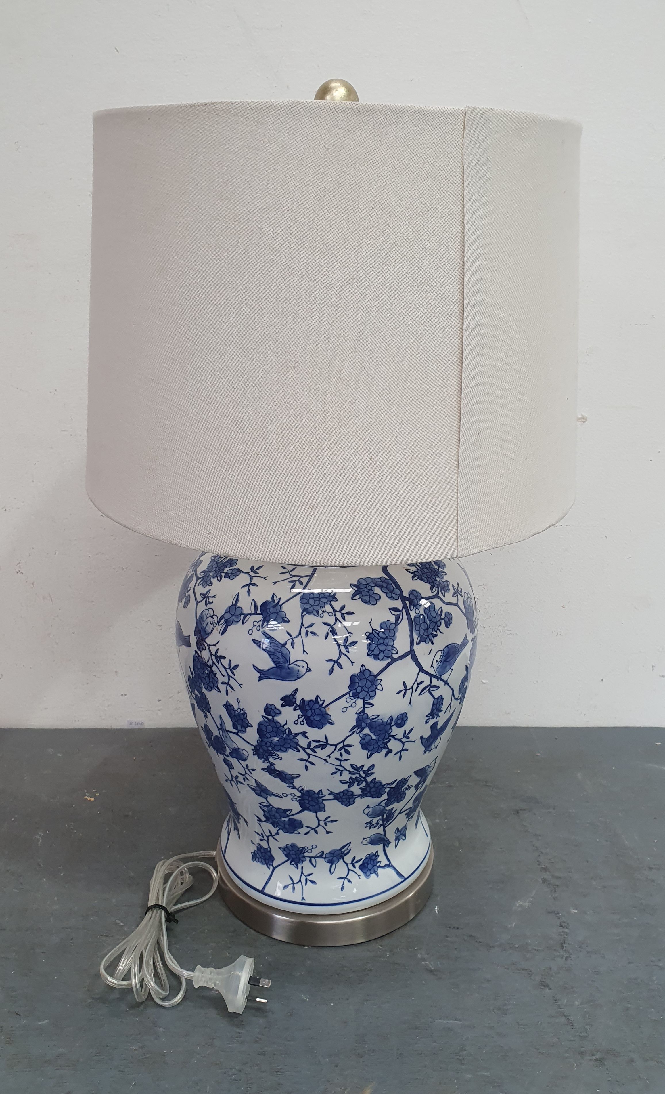 A BLUE/WHITE CERAMIC TABLE LAMP