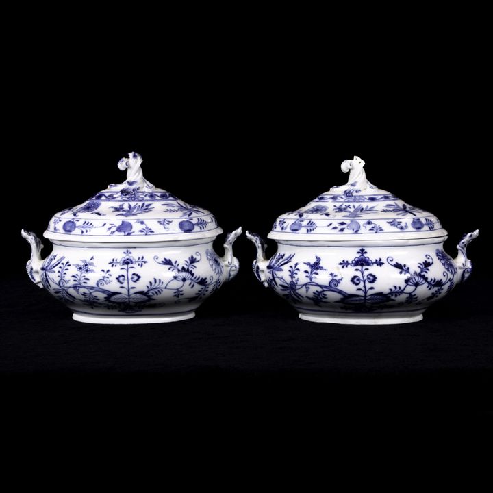 (lot of 2) Meissen porcelain covered oval tureens in the Blue Onion pattern