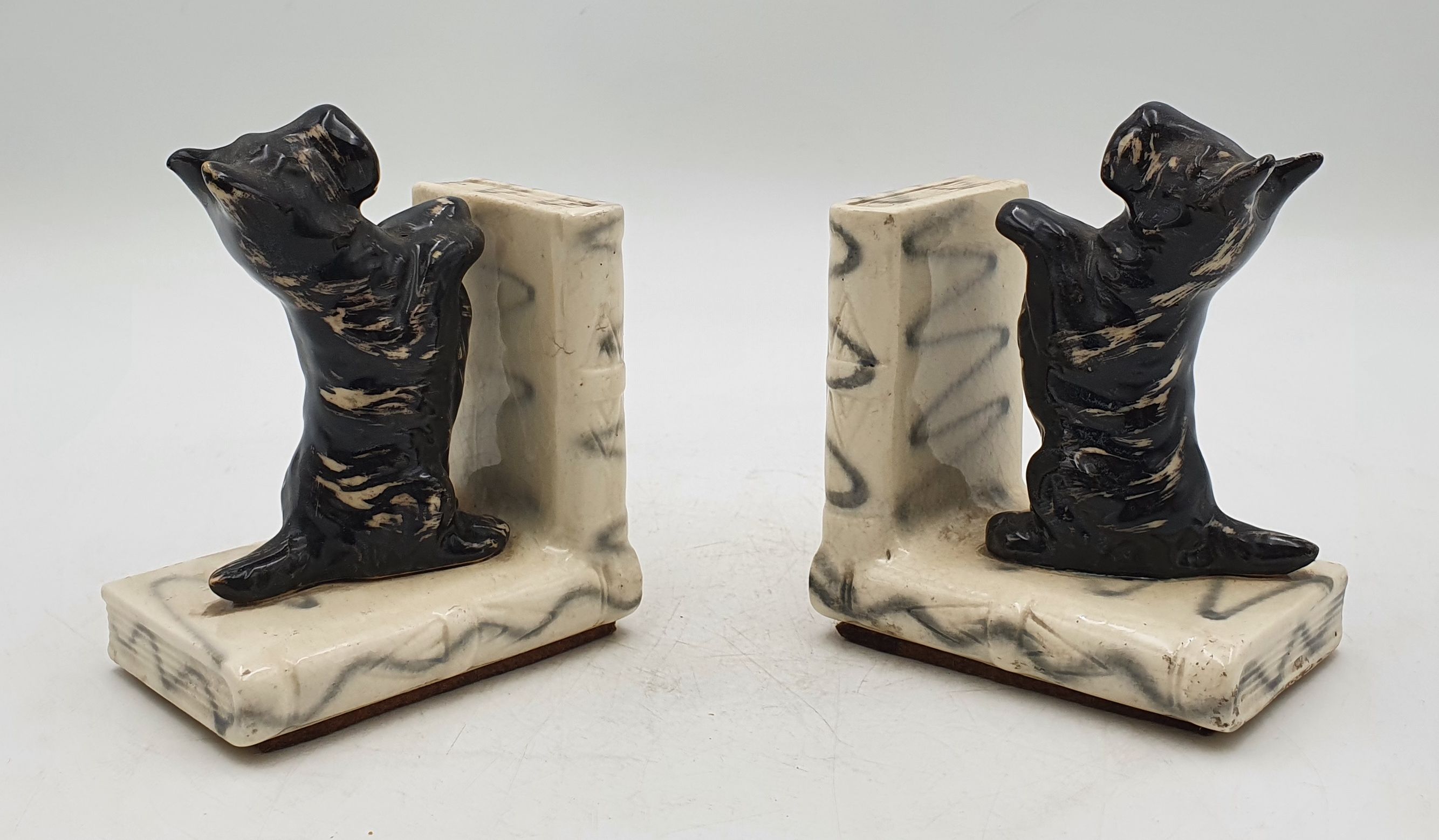 560 · A PAIR OF CERAMIC SCOTTISH TERRIER BOOKENDS