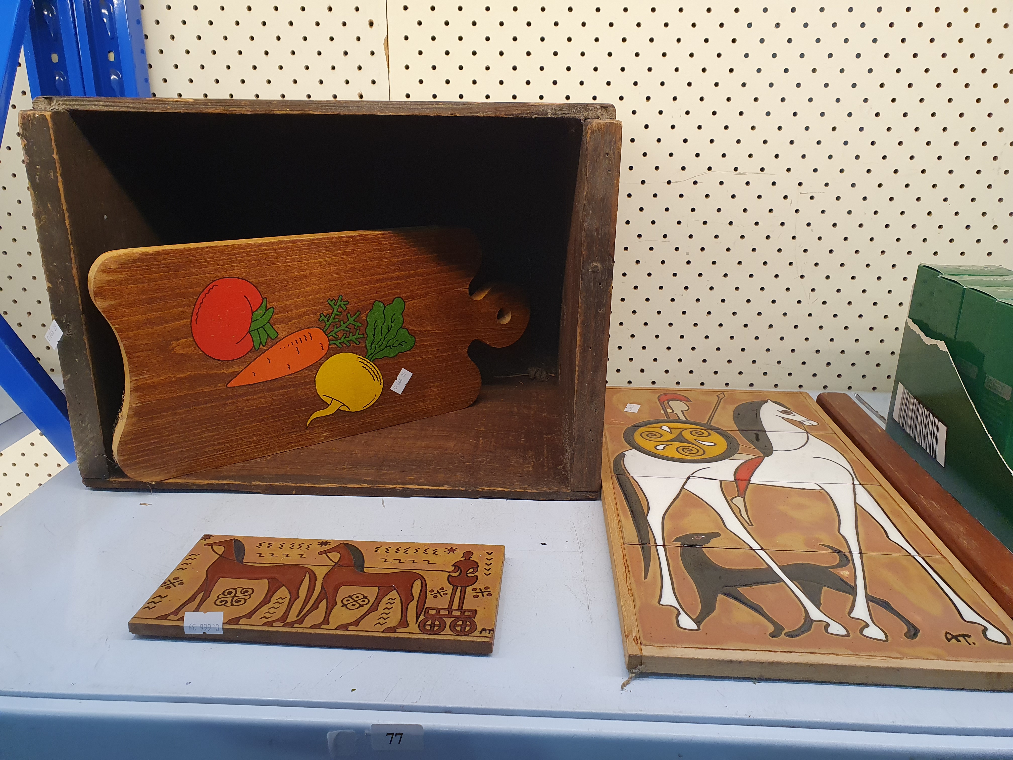 77 · A TIMBER CRATE WITH A VEGETABLE MOTIF CHOPPING BOARD AND TWO TILE DISPLAYS