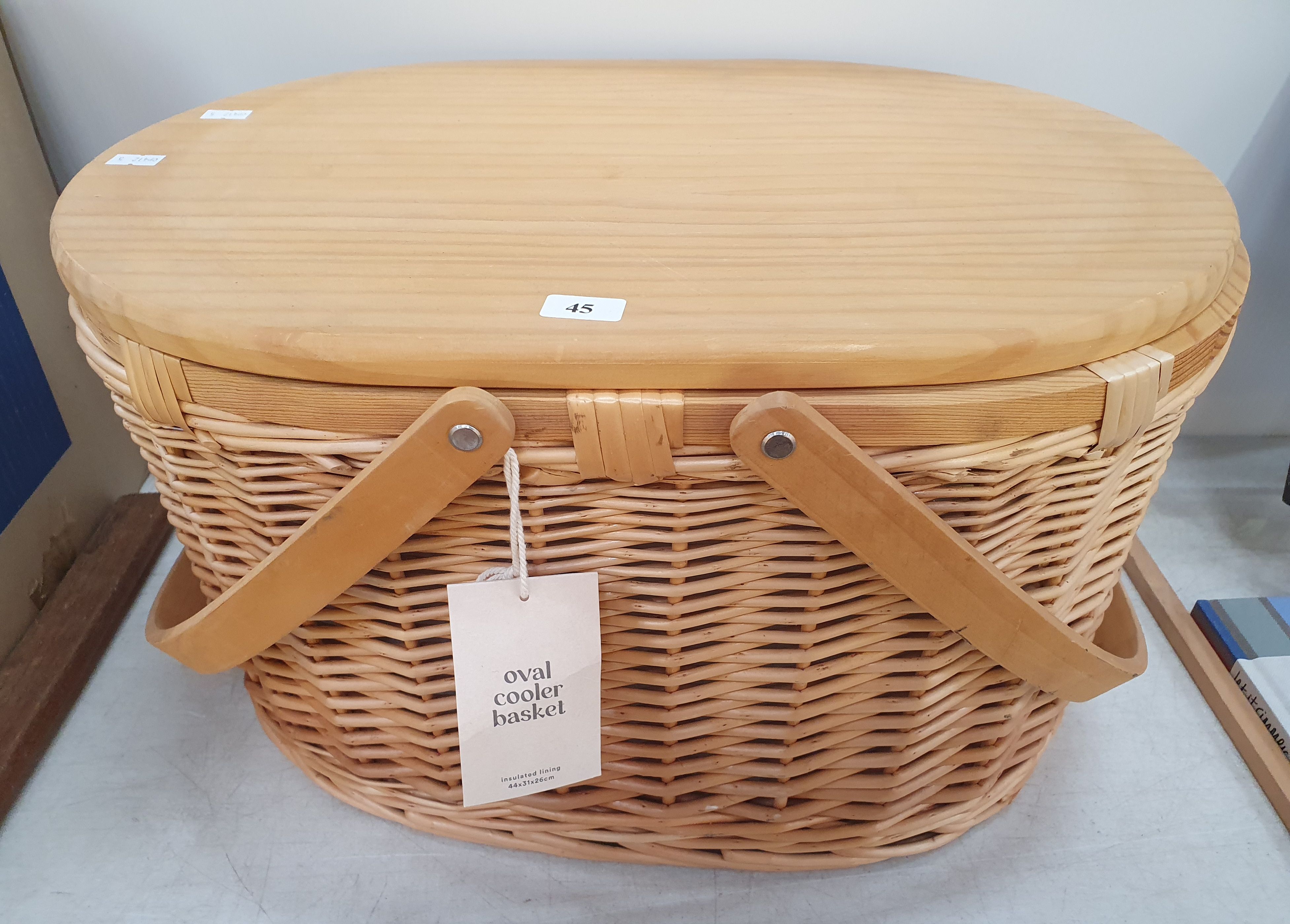 45 · AN OVAL COOLER BASKET WITH INSULATED LINING