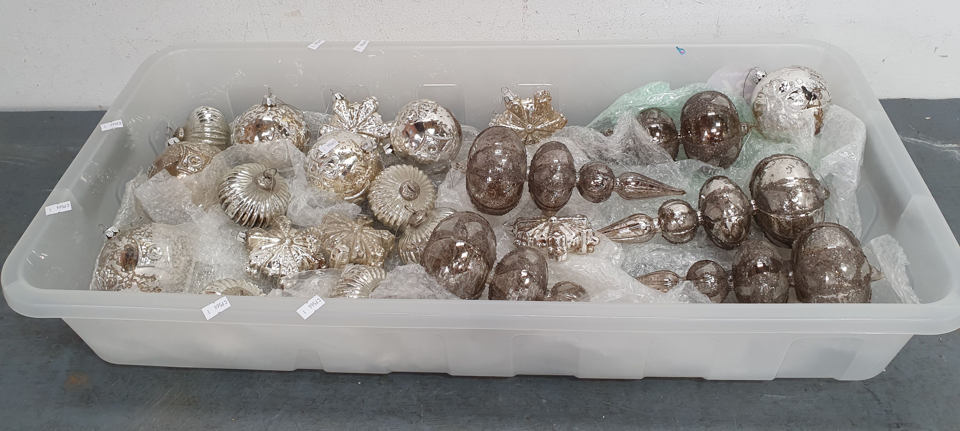 A COLLECTION OF CHRISTMAS GLASS BAUBLES